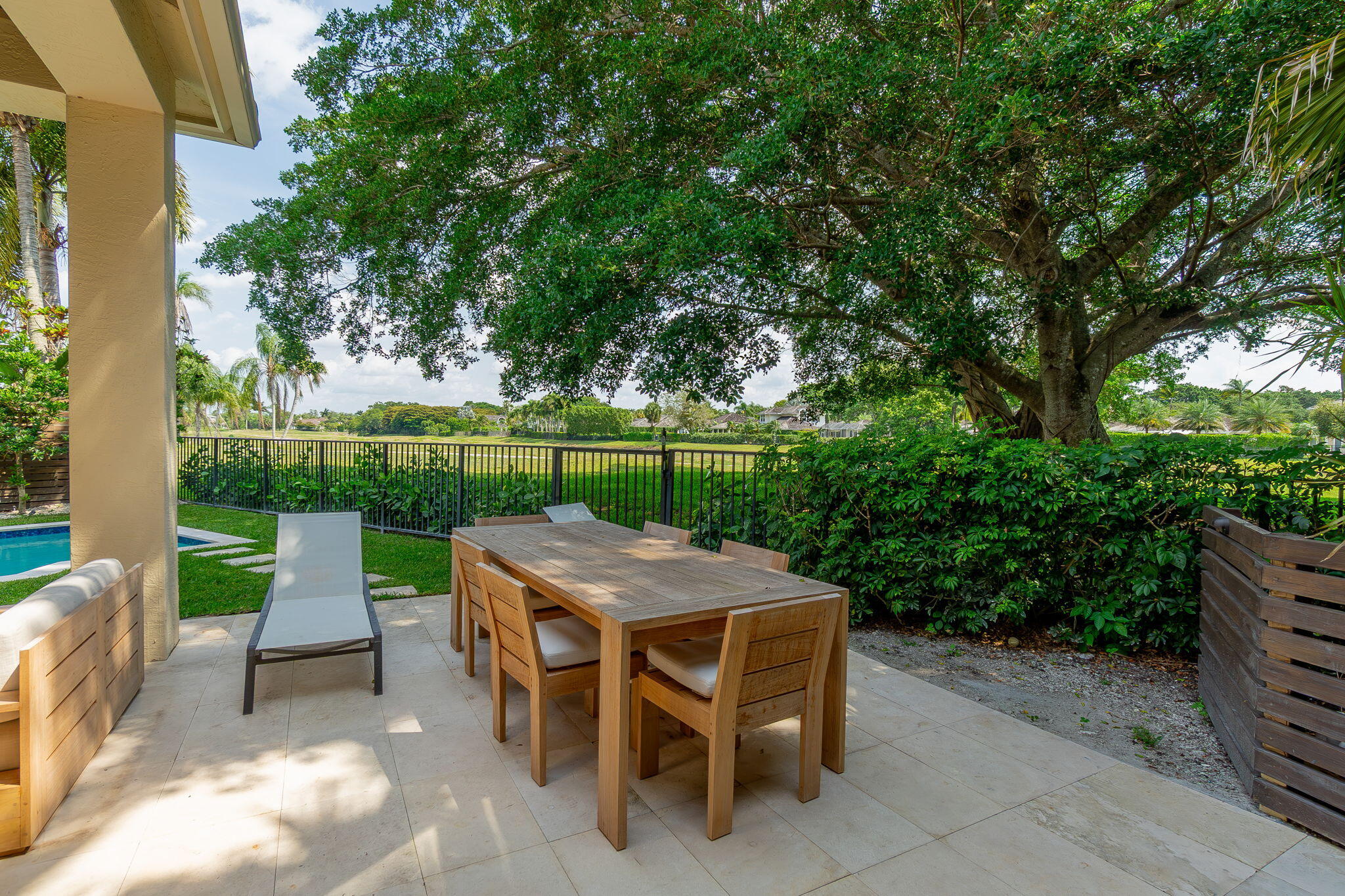 EAGLES LANDING OF P B POLO AND COUNTRY CLUB - Residential Lease