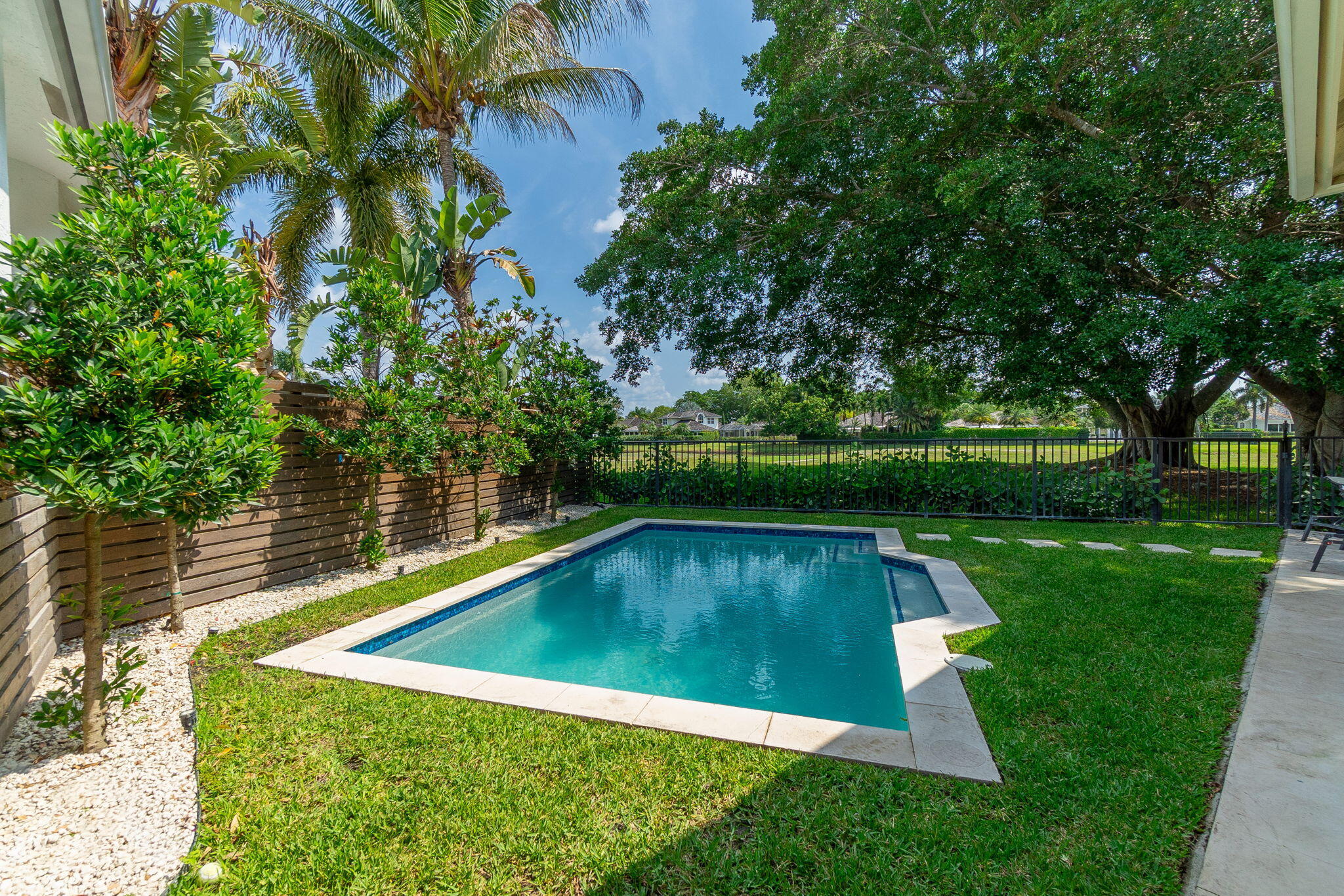 EAGLES LANDING OF P B POLO AND COUNTRY CLUB - Residential Lease