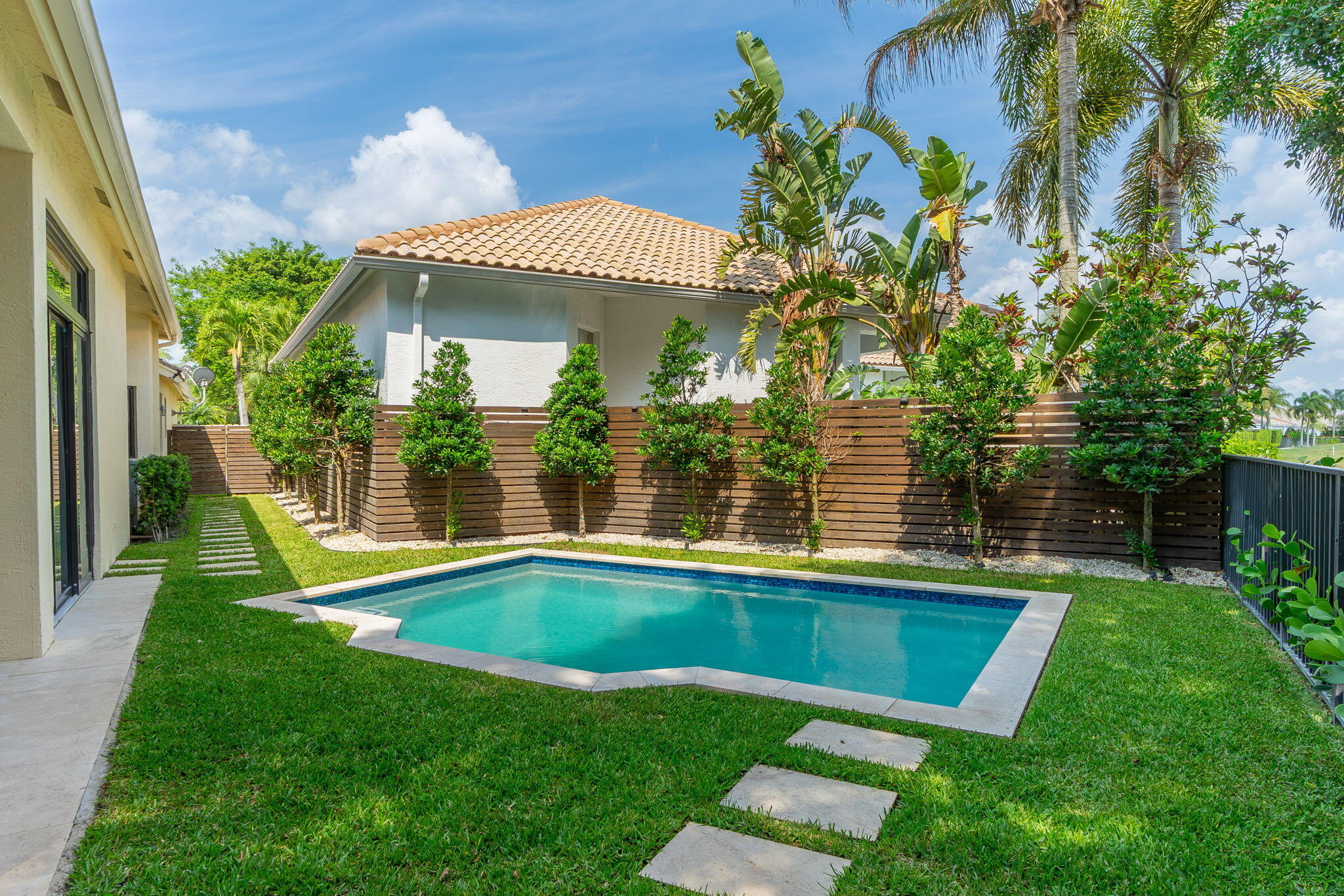 EAGLES LANDING OF P B POLO AND COUNTRY CLUB - Residential Lease
