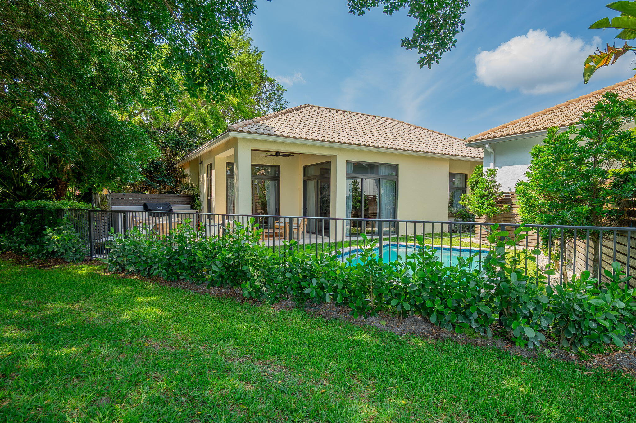 EAGLES LANDING OF P B POLO AND COUNTRY CLUB - Residential Lease