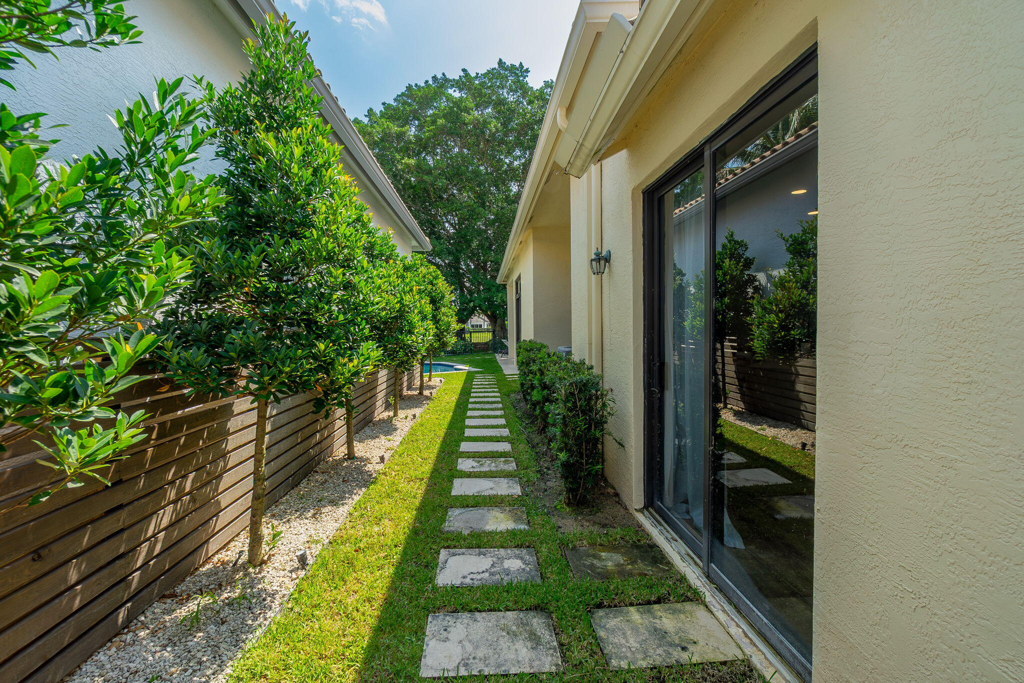EAGLES LANDING OF P B POLO AND COUNTRY CLUB - Residential Lease