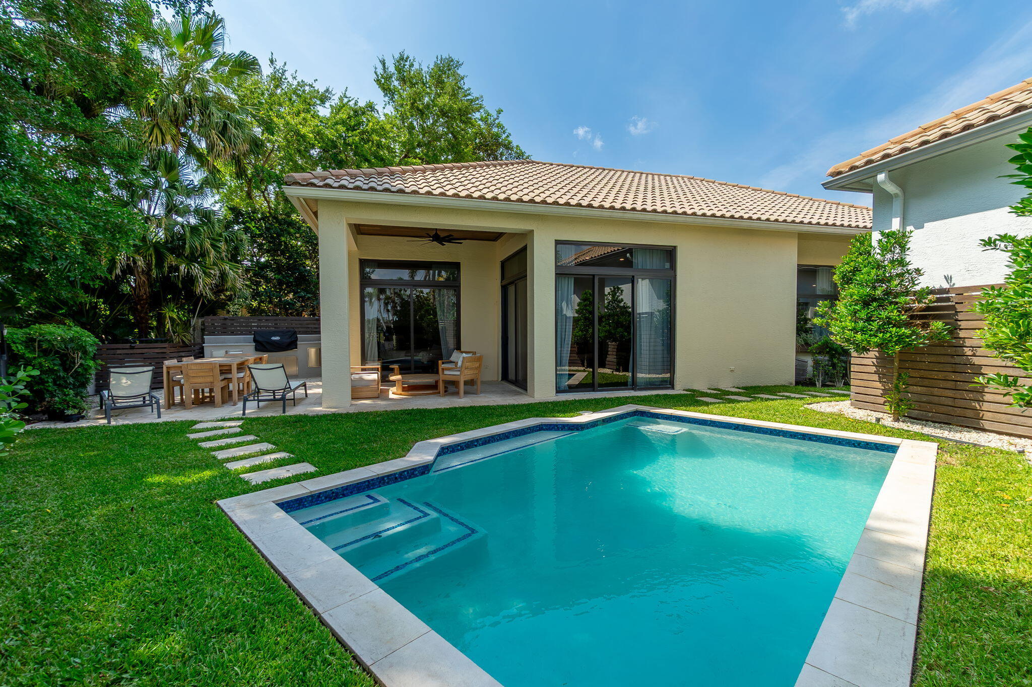 EAGLES LANDING OF P B POLO AND COUNTRY CLUB - Residential Lease