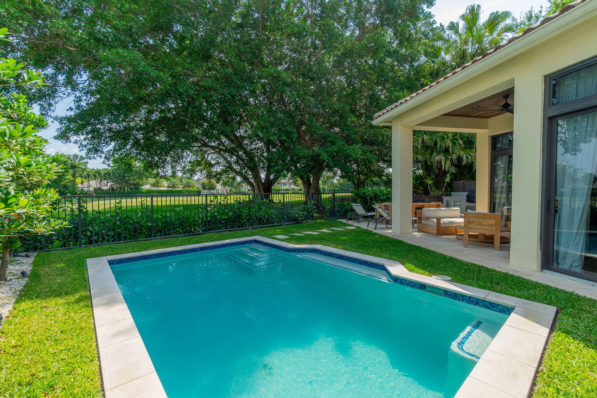 EAGLES LANDING OF P B POLO AND COUNTRY CLUB - Residential Lease