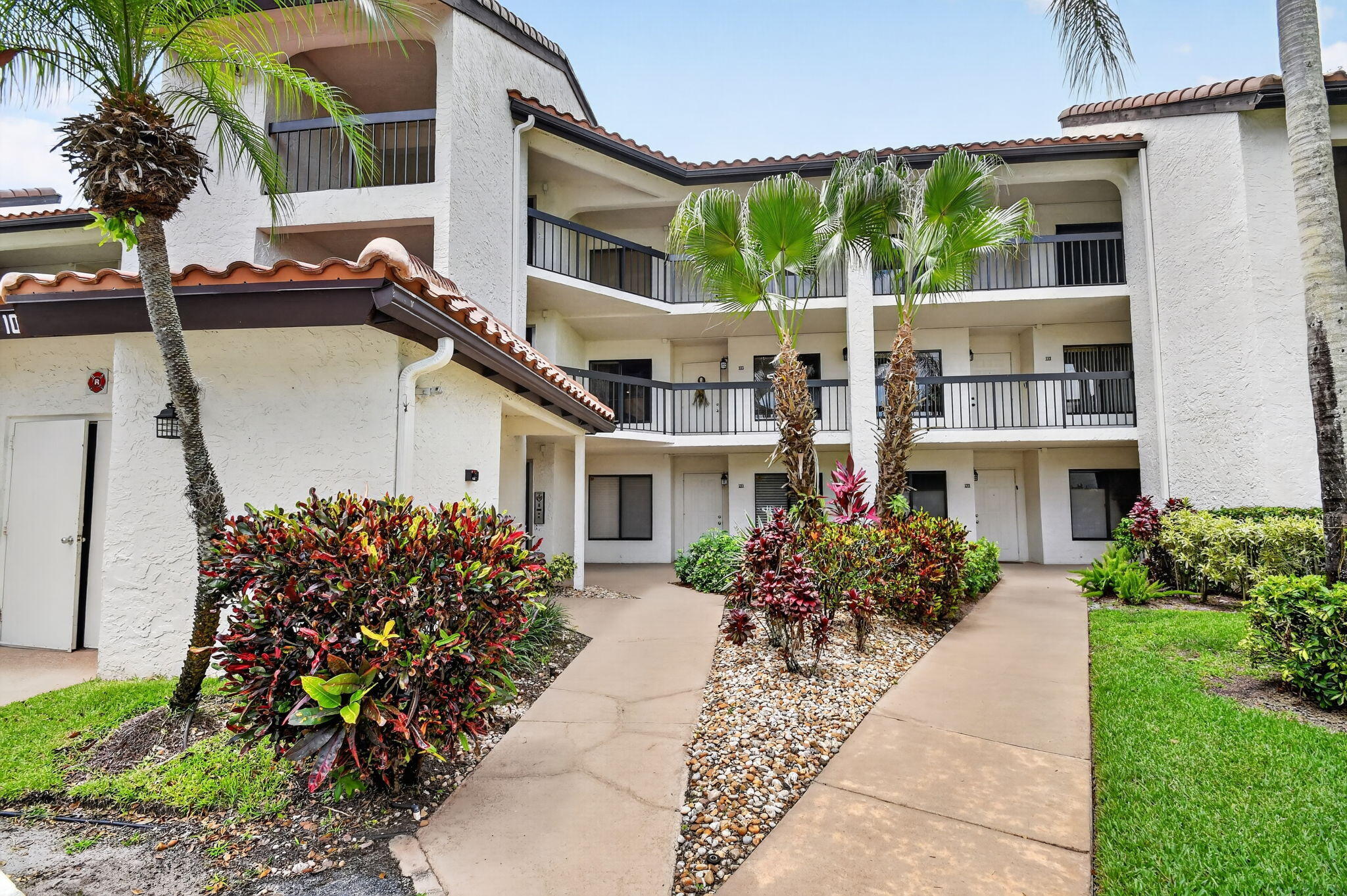 LAKESIDE CONDO 3 OF BANYAN SPRINGS - Residential