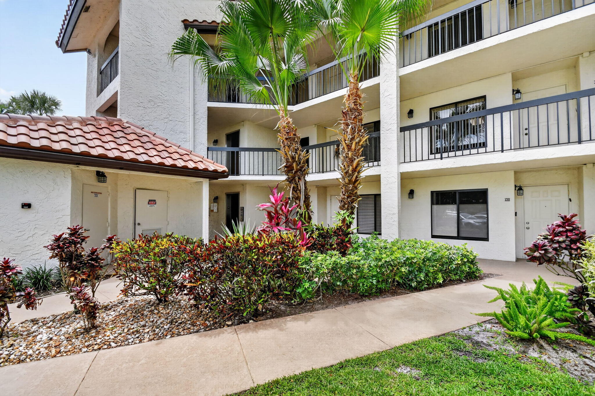 LAKESIDE CONDO 3 OF BANYAN SPRINGS - Residential
