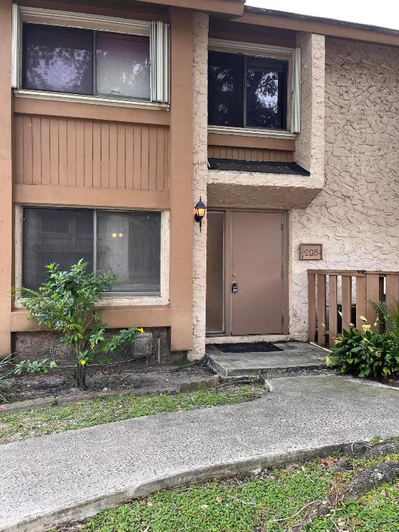 Welcome to Wimbledon in Planation. Spacious floor plan, centrally located, association includes  pool, tennis court and a club house. Extra large screened in patio, 2 reserved parking spots, and full size washer and dryer.