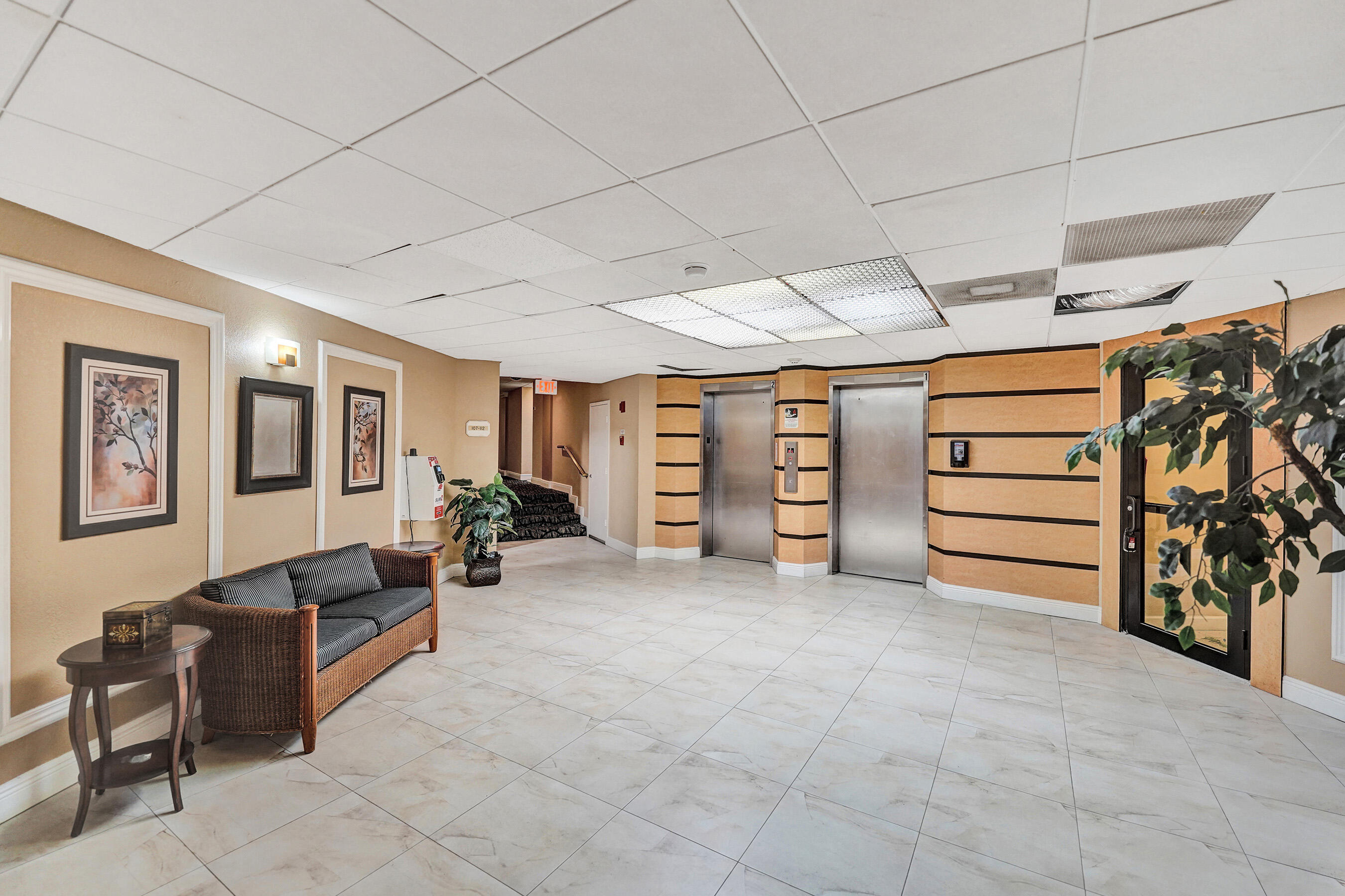 EMERALD HILLS C C APTS CONDO - Residential Lease