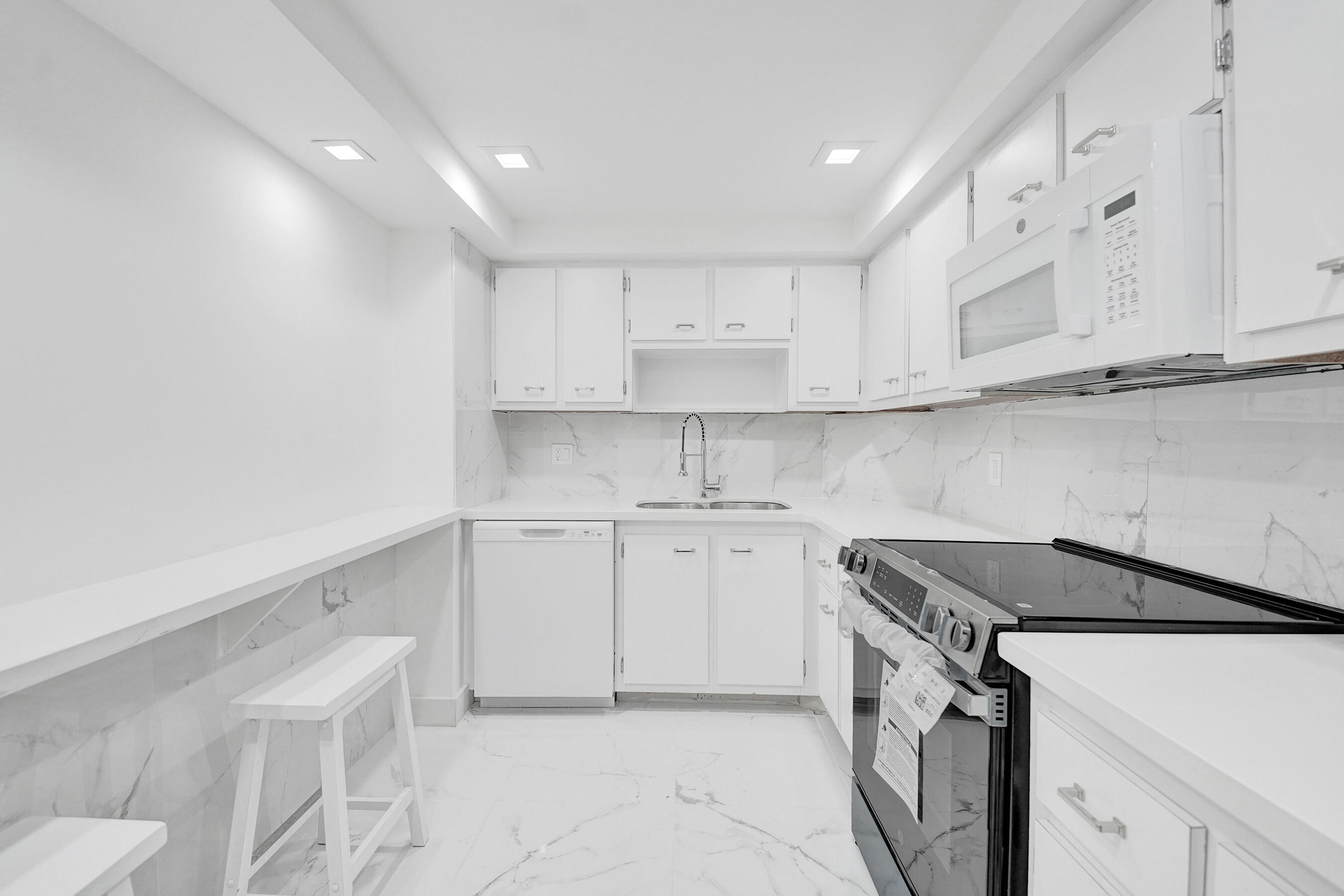 EMERALD HILLS C C APTS CONDO - Residential Lease