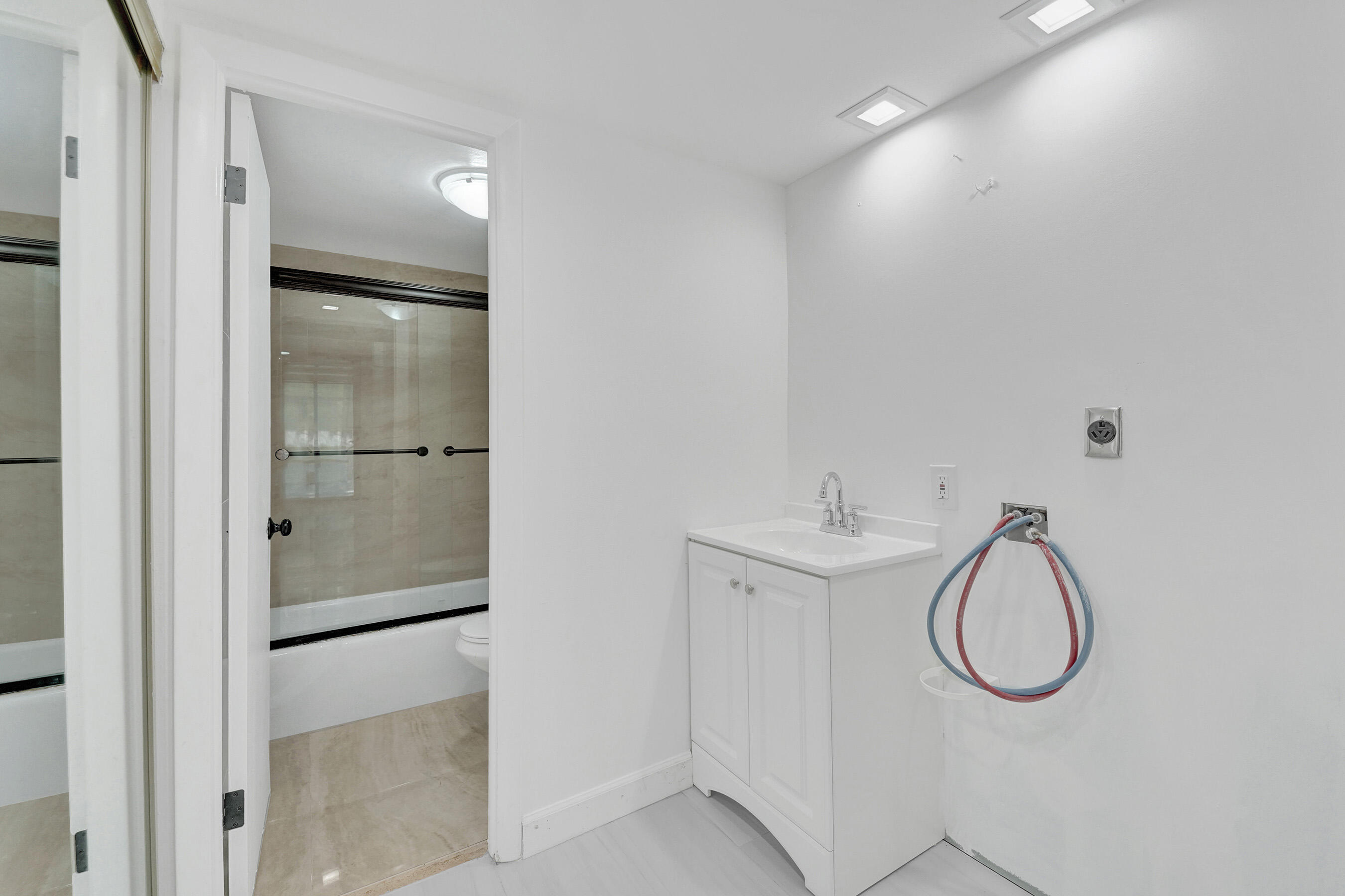 EMERALD HILLS C C APTS CONDO - Residential Lease