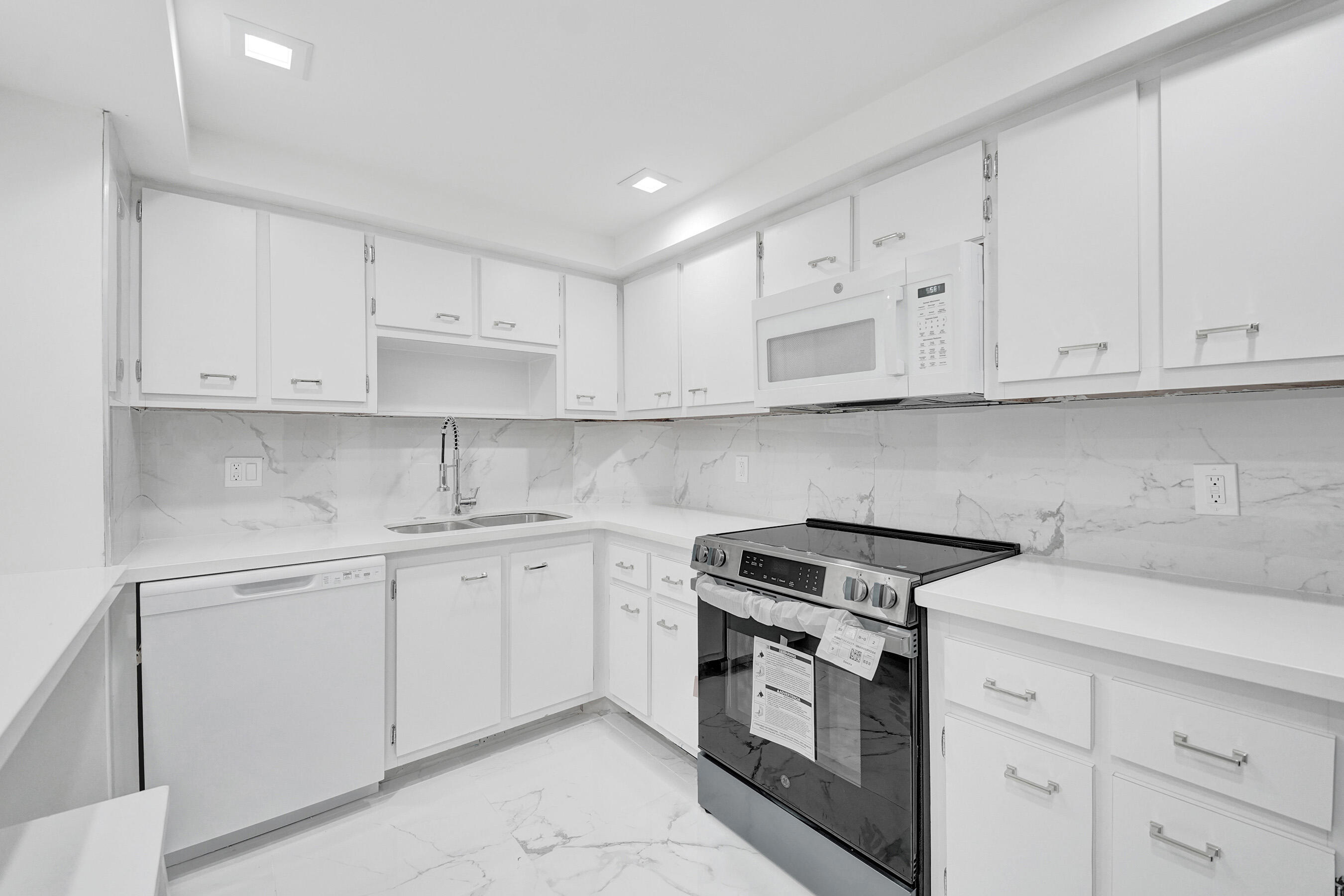 EMERALD HILLS C C APTS CONDO - Residential Lease