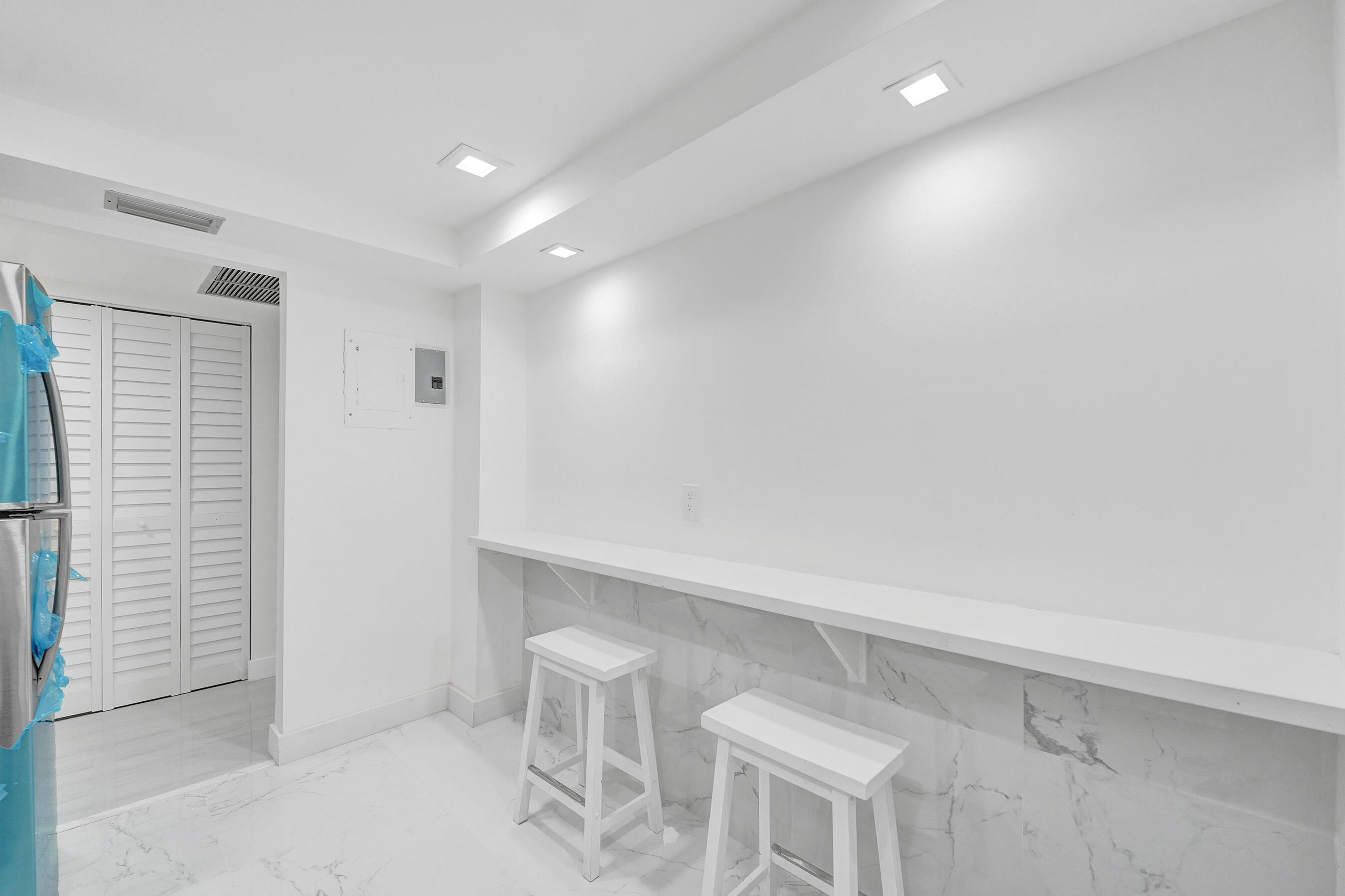 EMERALD HILLS C C APTS CONDO - Residential Lease