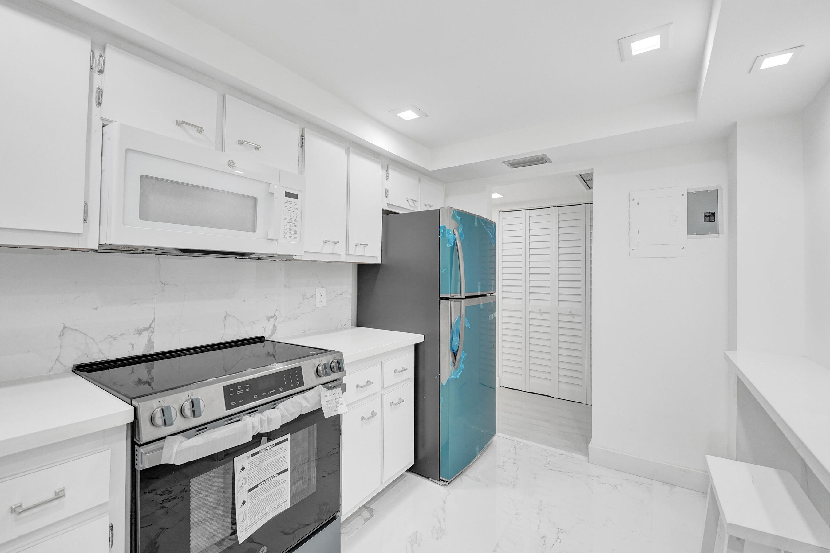EMERALD HILLS C C APTS CONDO - Residential Lease