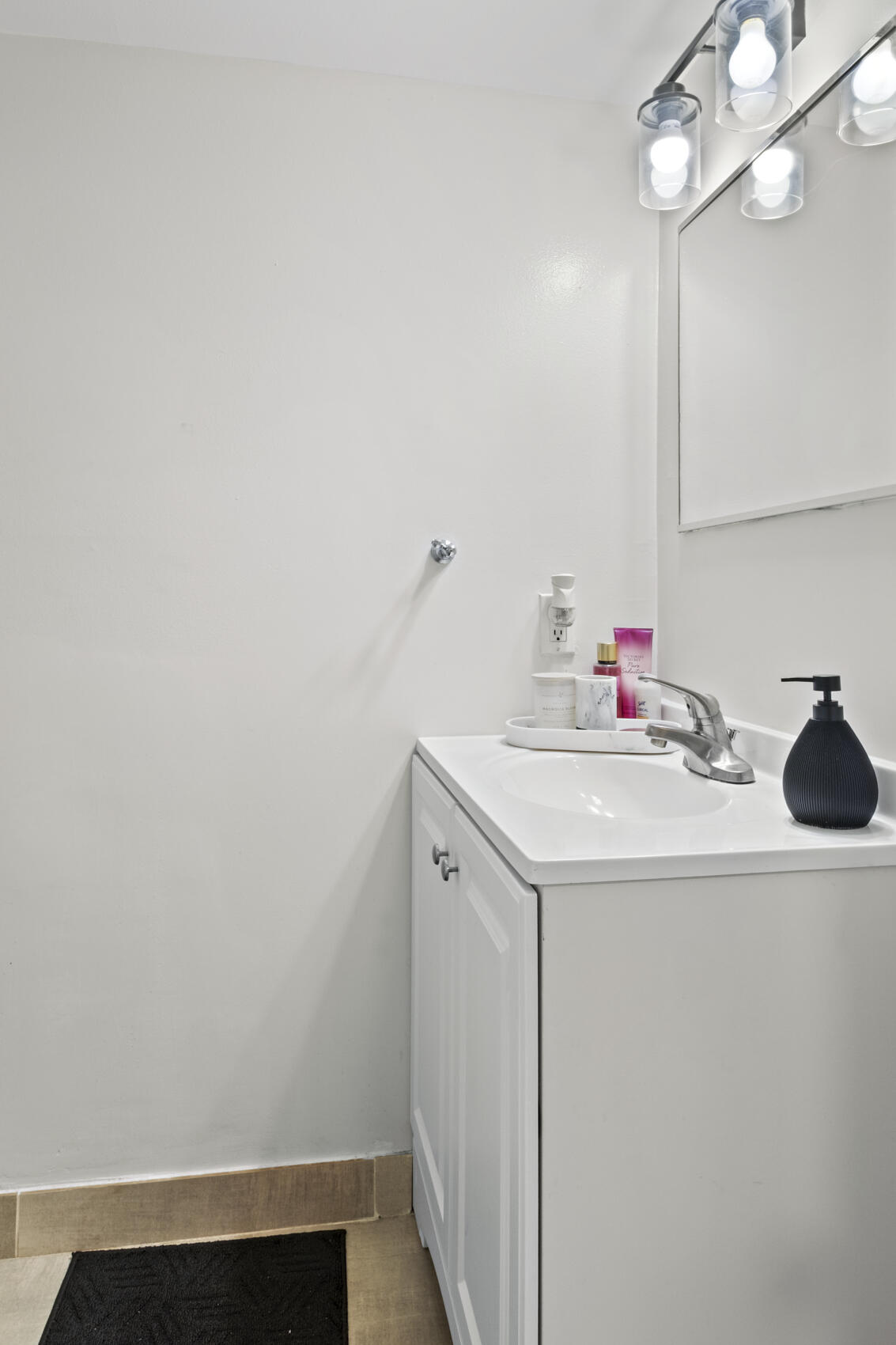 REGIS HOUSE CONDO - Residential Lease