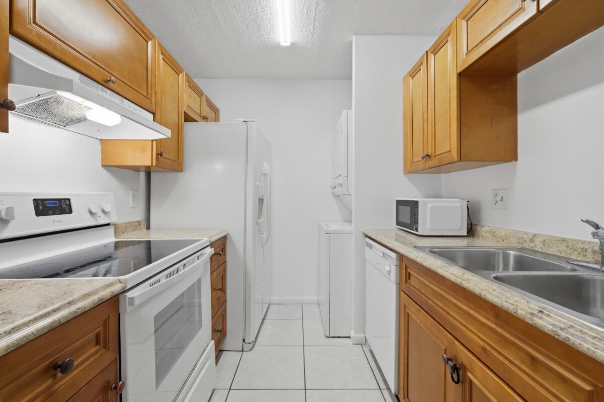 LAKEWOOD VILLAGE - Residential Lease