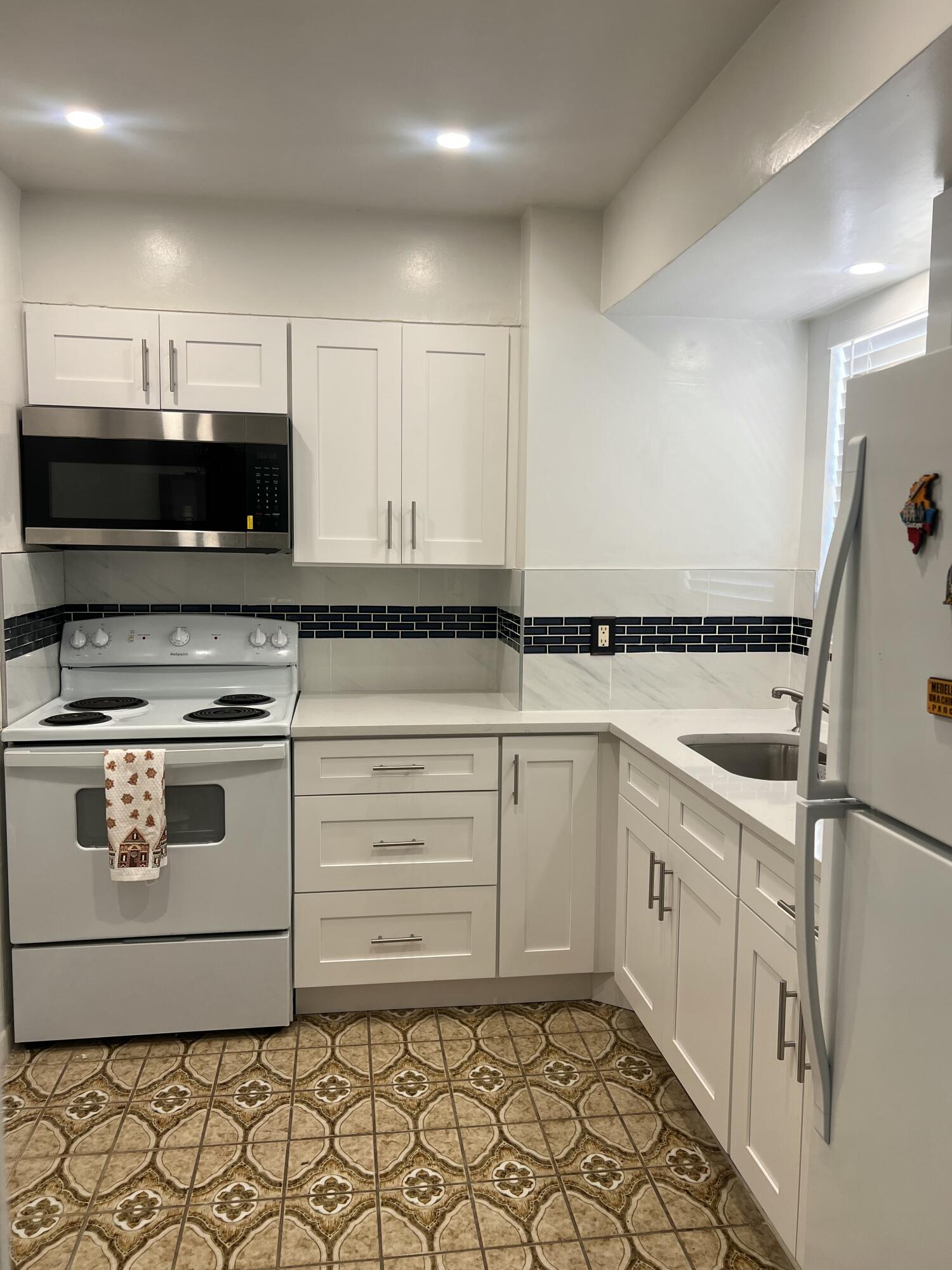 Bright and spacious 2-bedroom, 2-bathroom well-maintained unit conveniently located in a quiet community. This beautiful property offers plenty of natural light, comfortable living spaces, and an excellent layout perfect for everyday living. Ideally located close to shopping centers, malls, restaurants, and major avenues, providing easy access to everything you need while still enjoying a peaceful residential atmosphere. Call today for a private showing!