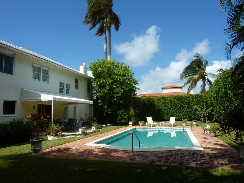 IN-TOWN ''SEA-STREET'' TRADITIONAL HOME SITUATED ON SOUTH EXPOSURE, LAKEBLOCK DOUBLE LOT on ''Cul-de-sac'' STREET. Wonderful 4 Bedroom / 3.5 bath home with open floor plan, large private walled-in yard/pool, & 1BR guest house with kitchenette.
Walking distance to schools, restaurants & bike trail, recreation center / tennis courts. Gated / Private beach access.
Renovate or build new!