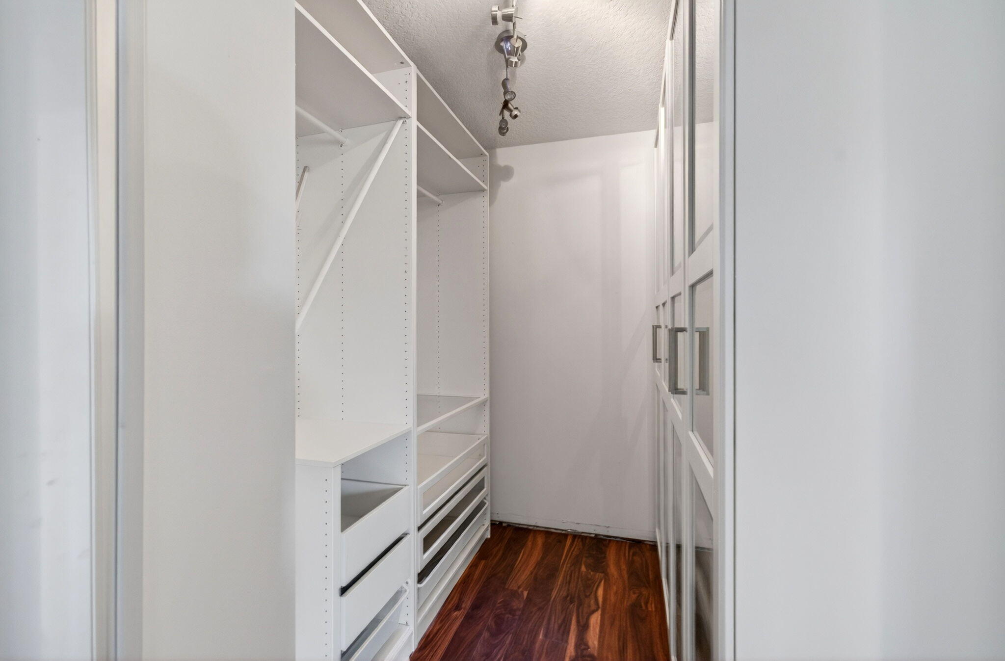 WESTCHESTER LAKES 155-47 - Residential