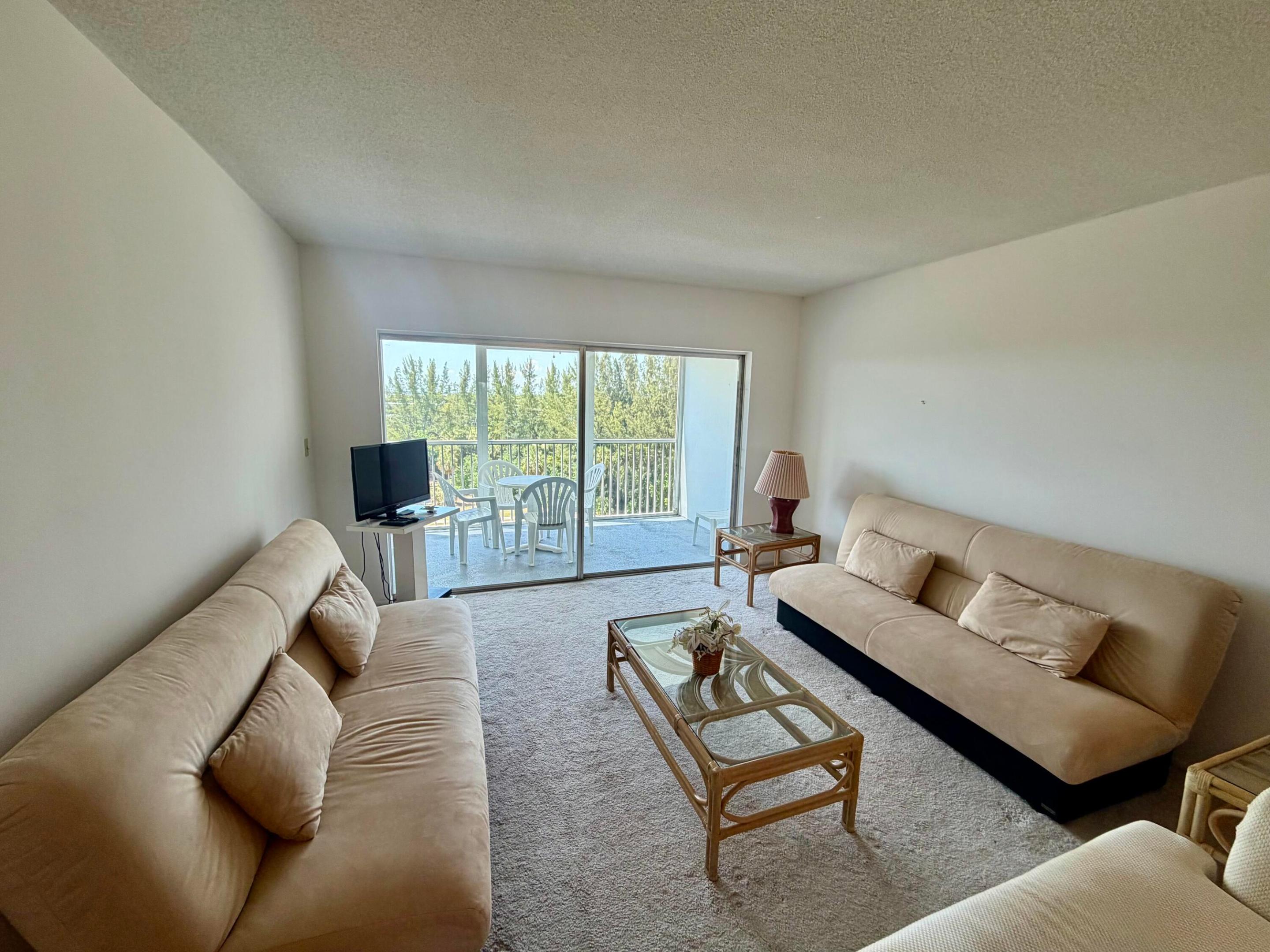 NO 10 PALM-AIRE COUNTRY CLUB - Residential