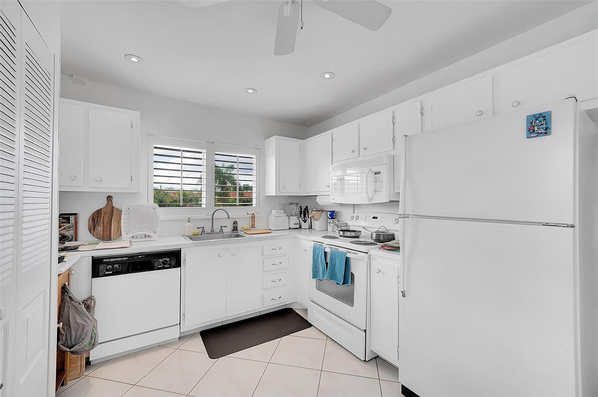 SUNRISE LAKES PHASE IV - Residential