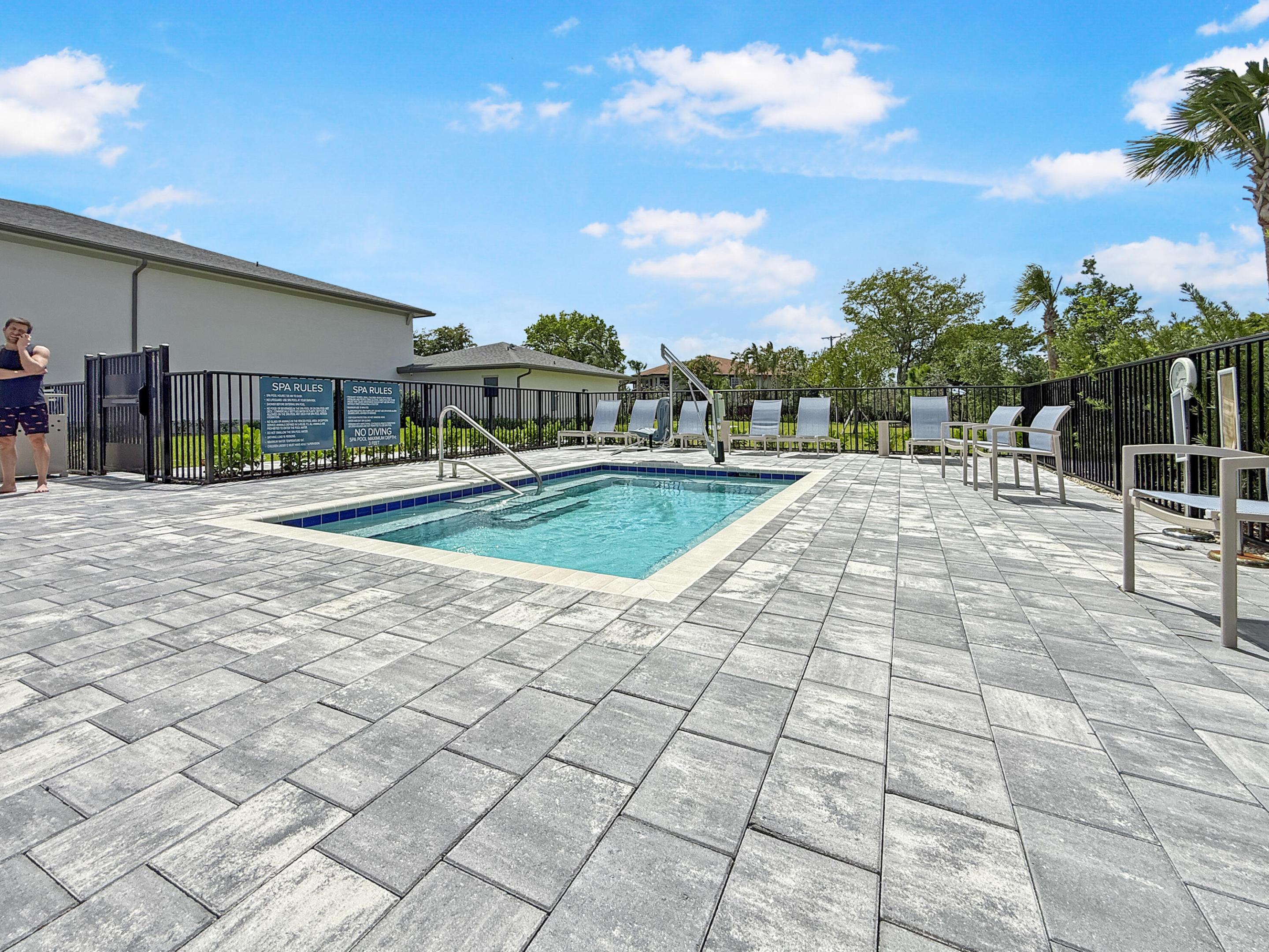 PALM GREENS AT VILLA DEL RAY CONDO II - Residential