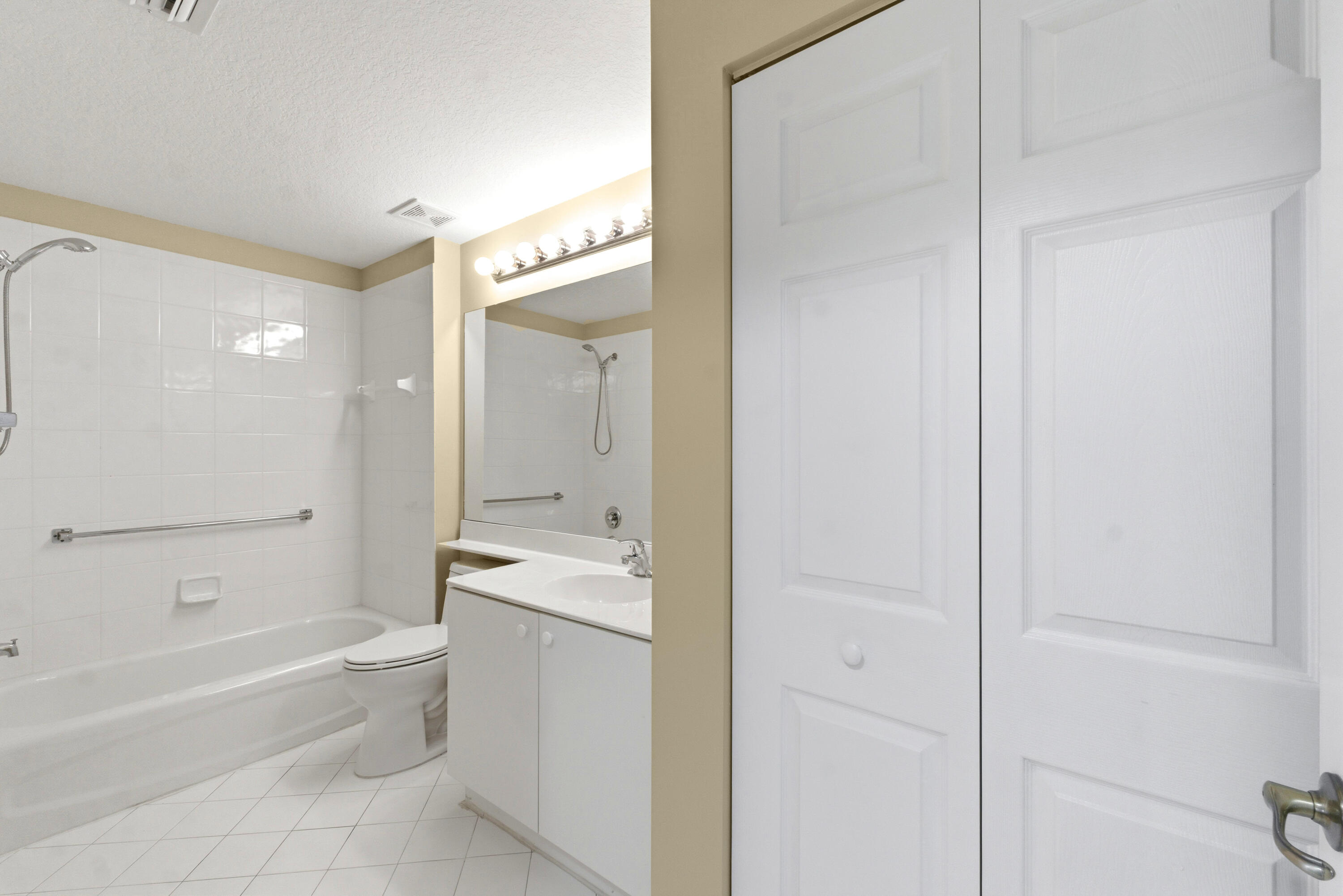 YARDLEY CONDOMINIUM E - Residential Lease