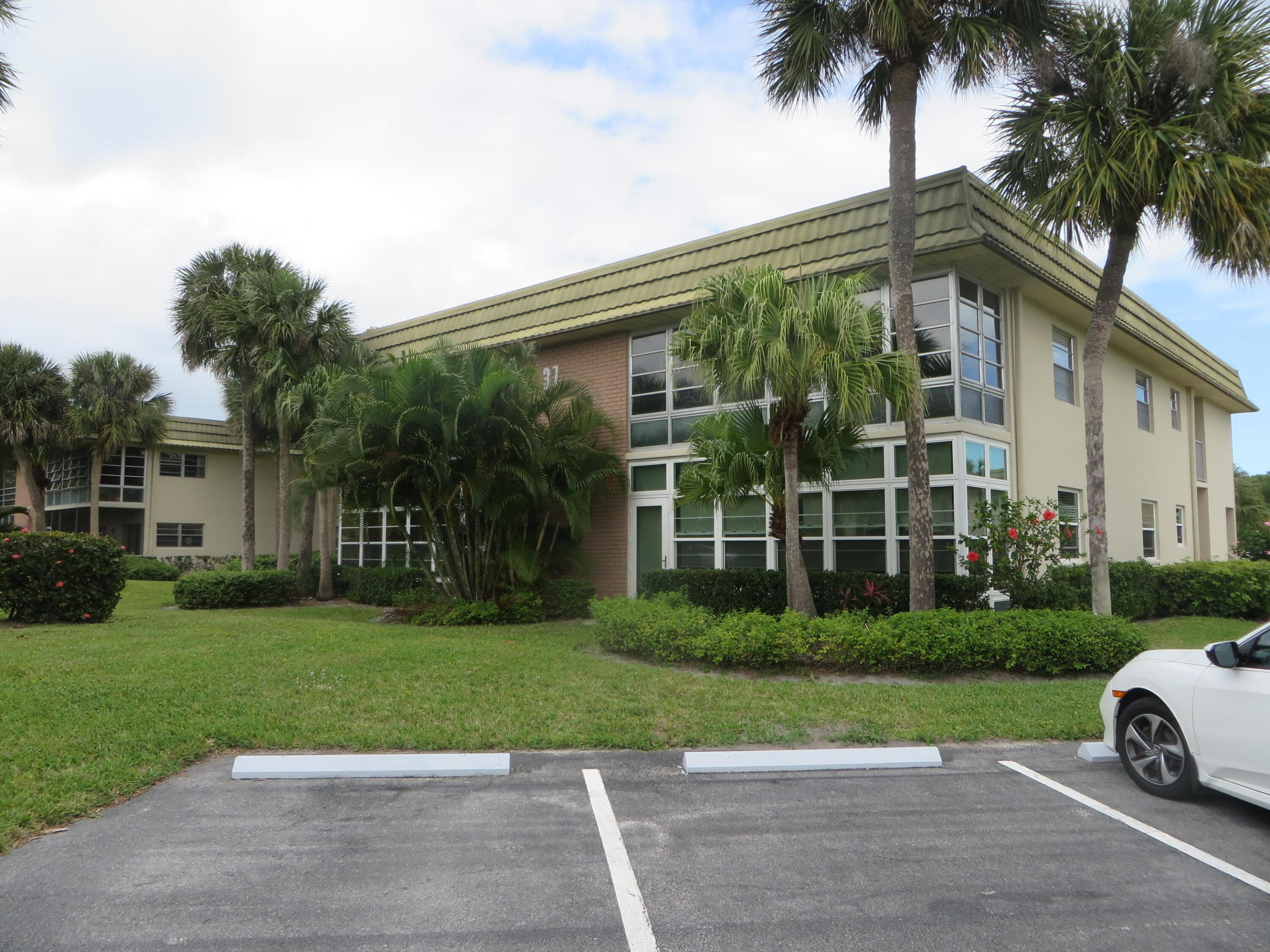 Well renovated ranch-style condo with 2 bedrooms and 2 bathrooms at the second floor of 55+ senior community. Many amenities such as tennis courts, pool, jacuzzi, pool game, library, shuffleboard. Laminated floor balcony. HOA fee includes roof/exterior paint as well as basic covers. Close to a neighboring golf course and 2 miles away from beach.