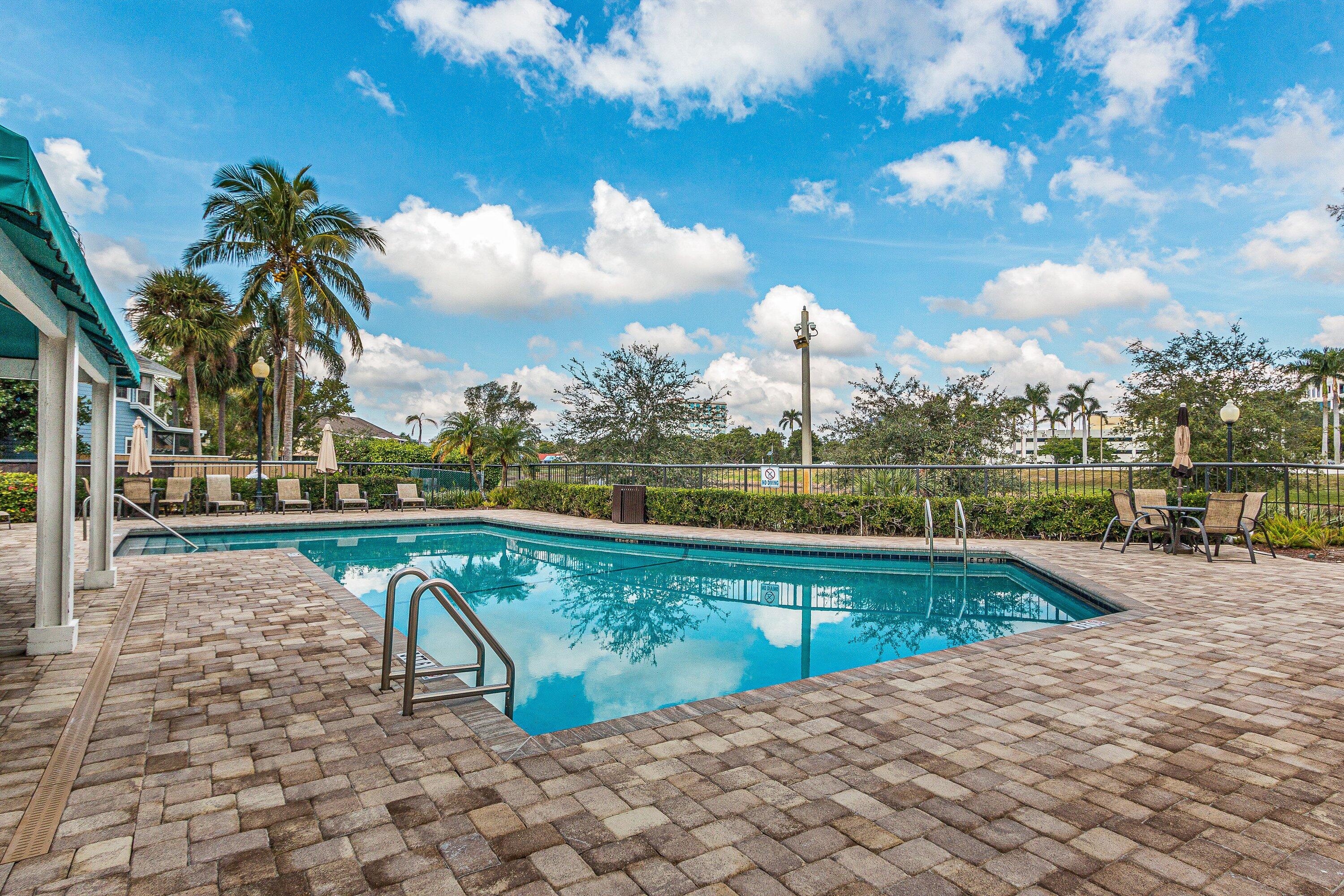 CARRIAGE HOUSES OF FAIRFIELD AT BOCA - Residential
