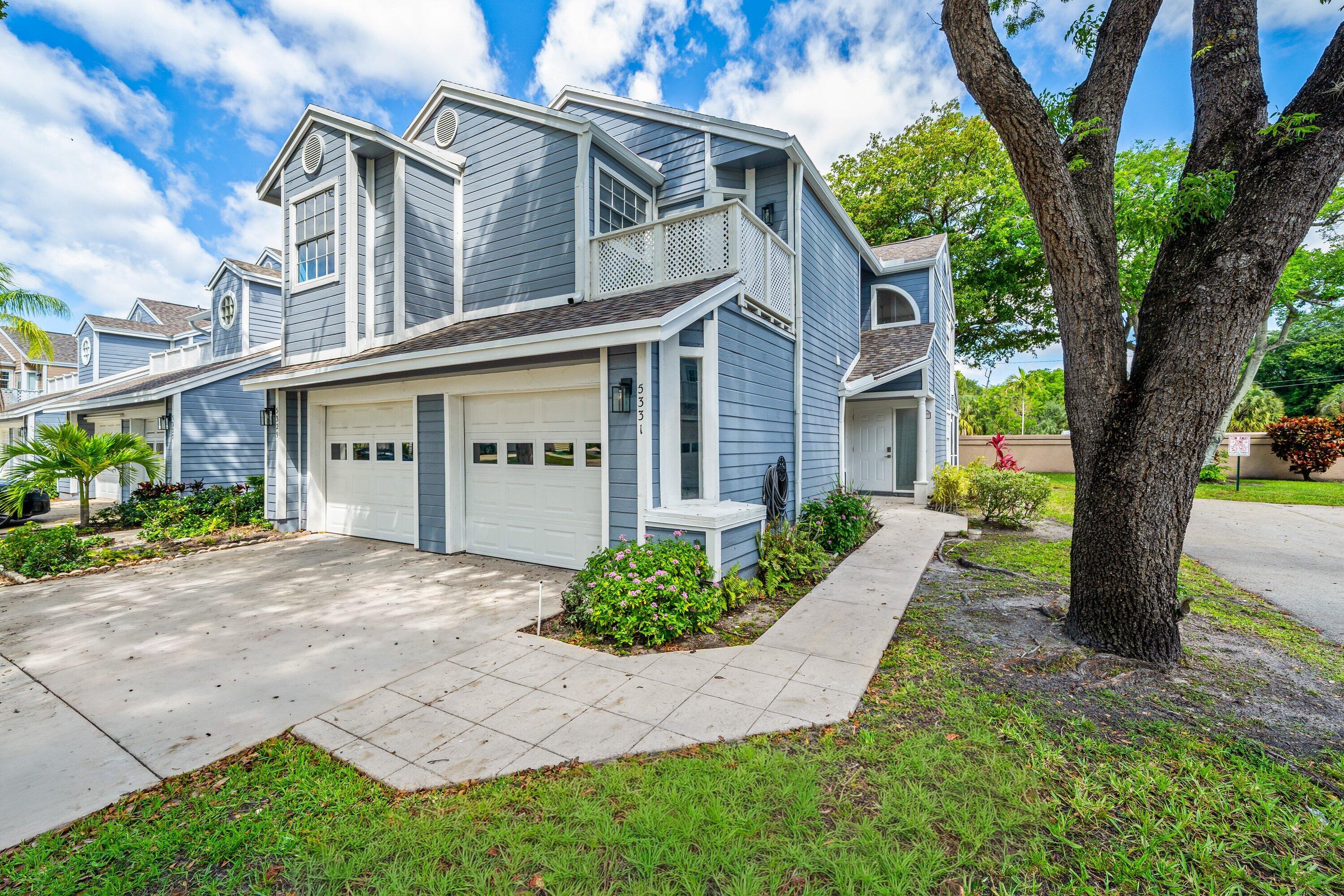 CARRIAGE HOUSES OF FAIRFIELD AT BOCA - Residential