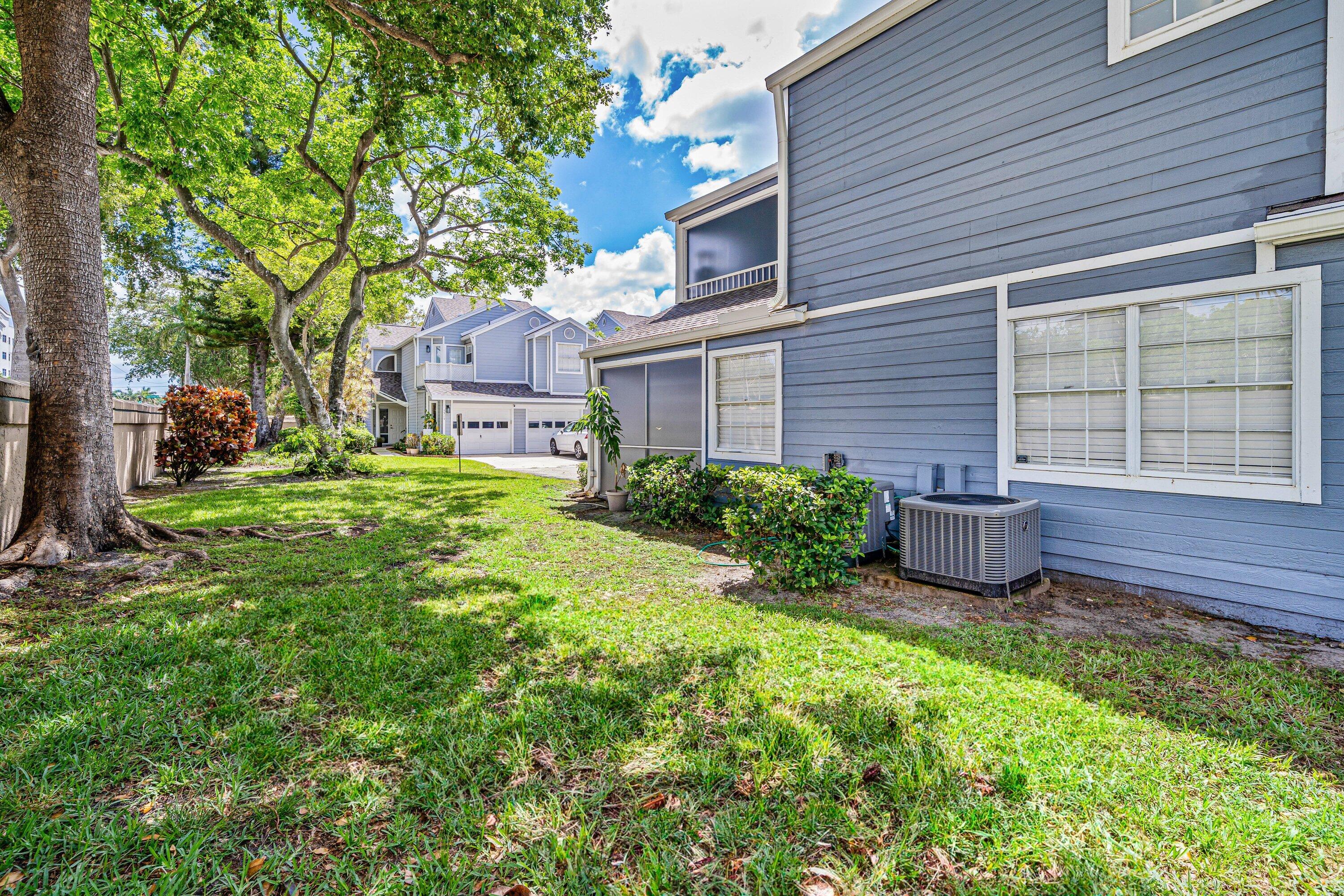 CARRIAGE HOUSES OF FAIRFIELD AT BOCA - Residential