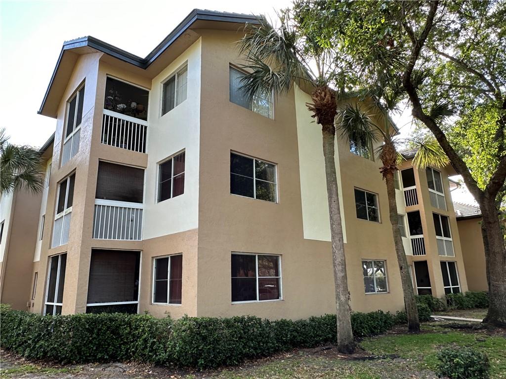 wOw!! YOU WIN THE LOTTERY!! CITATION WAY IS LOCATED IN THE NEWER SECTION OF CORAL SPRINGS NEAR THE SAWGRASS EXPRESSWAY WITH GROCERY,SHOPPING (WALMART), MOVIES AND EZ ACCESS TO ALMOST EVERYTHING ELSE. THIS PRIVATE CONDO APARTMENT IS LOCATED WITHIN THE CITATION WAY CONDOMINIUMS AND FEATURES CLUBHOUSE WITH POOL, EXERCISE ROOM, AND KITCHEN FOR PRIVATE PARTIES (SUBJECT TO RESERVATION). YOUR NEW ADDRESS LOOKS OVER A SMALL PRIVATE LAKE AND OFFERS PEACE AND TRANQUILITY FOR YOUR ENJOYMENT. ACT!! 650+ credit score