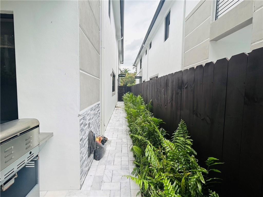 LAUDERDALE - Residential Lease
