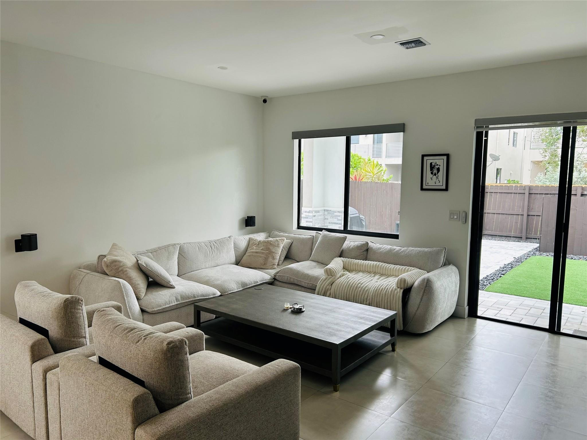 LAUDERDALE - Residential Lease