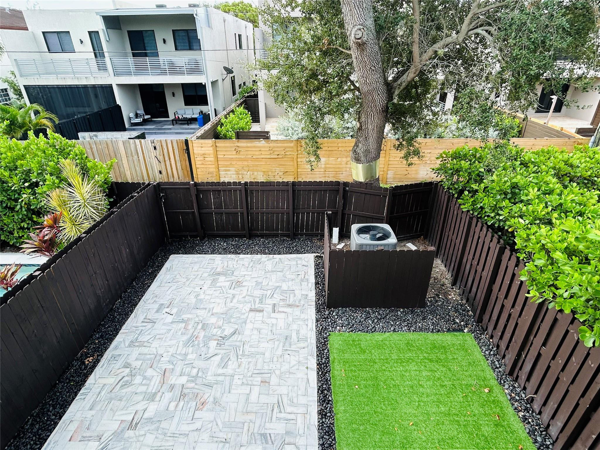 LAUDERDALE - Residential Lease