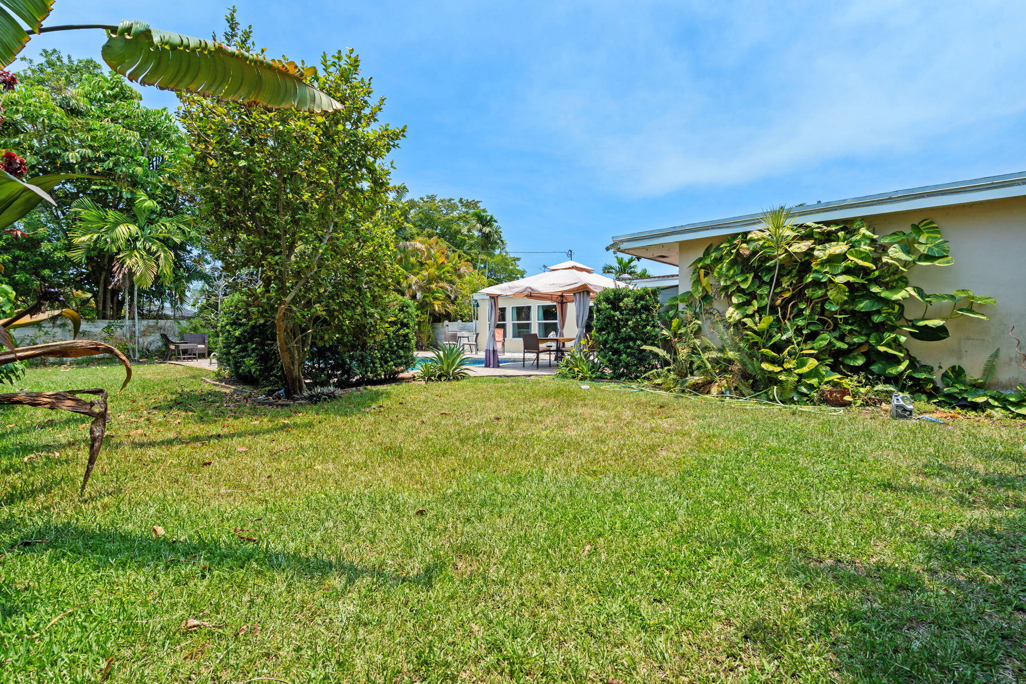 HOLLYWOOD HILLS - Residential