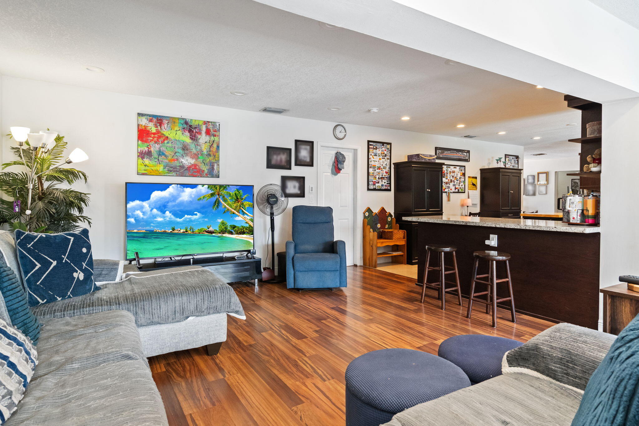 HOLLYWOOD HILLS - Residential