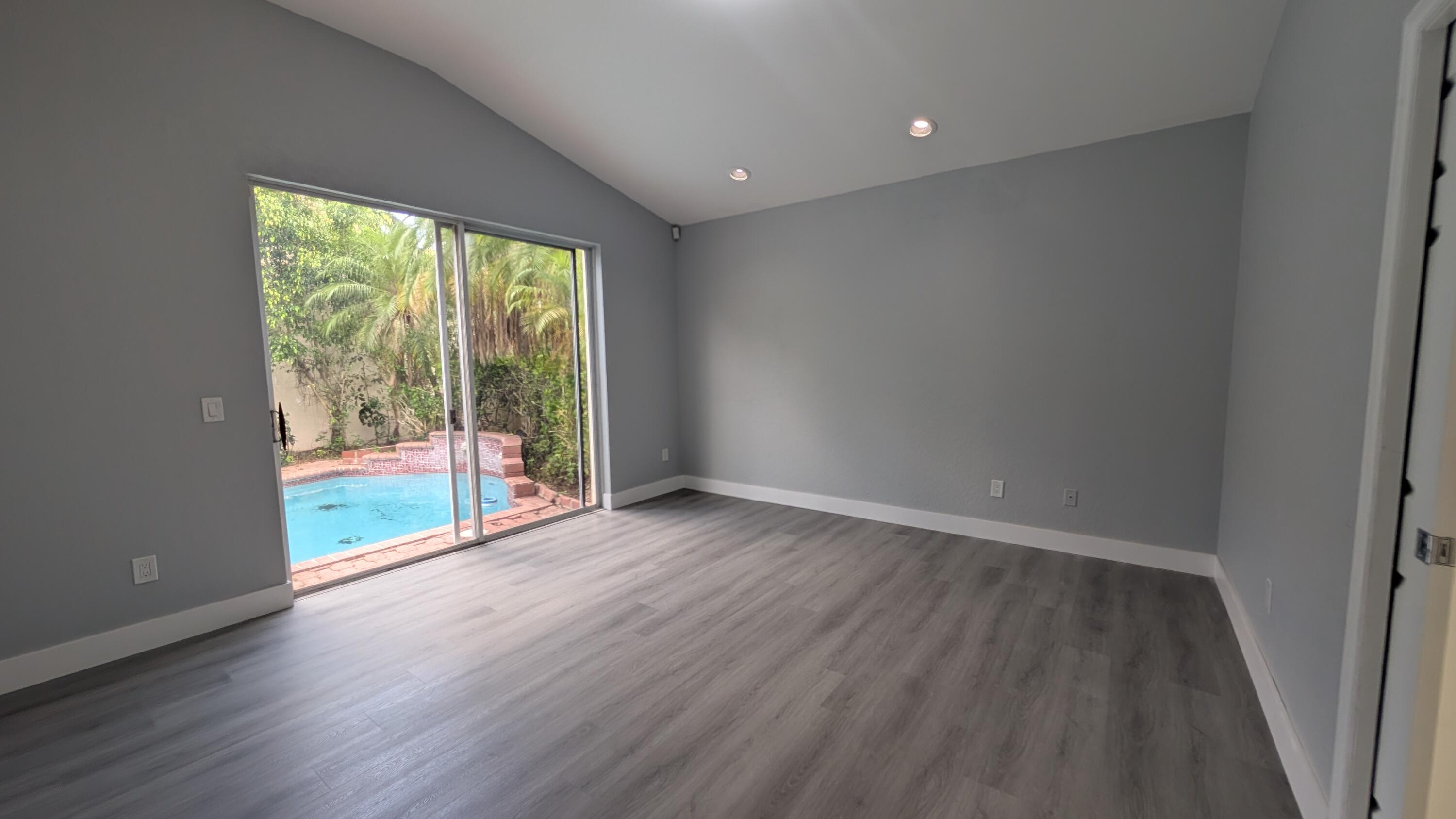 LAUREL POINTE - Residential