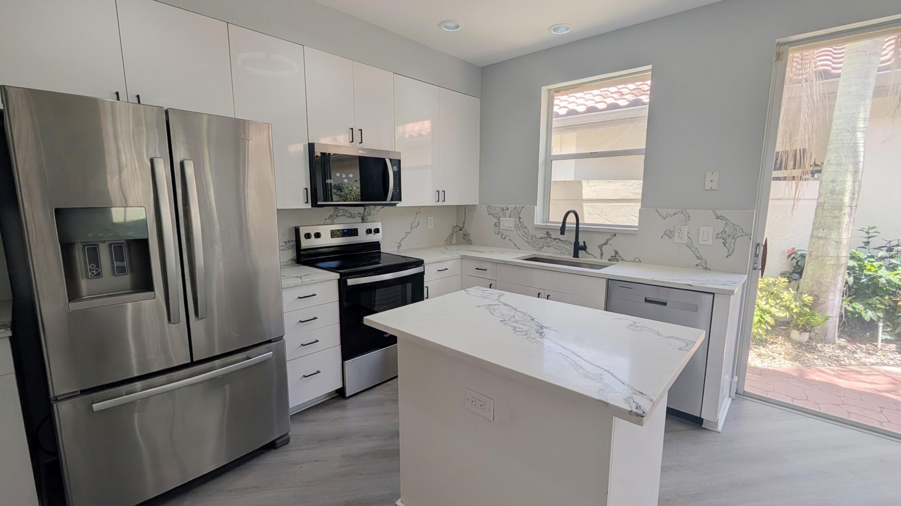 LAUREL POINTE - Residential
