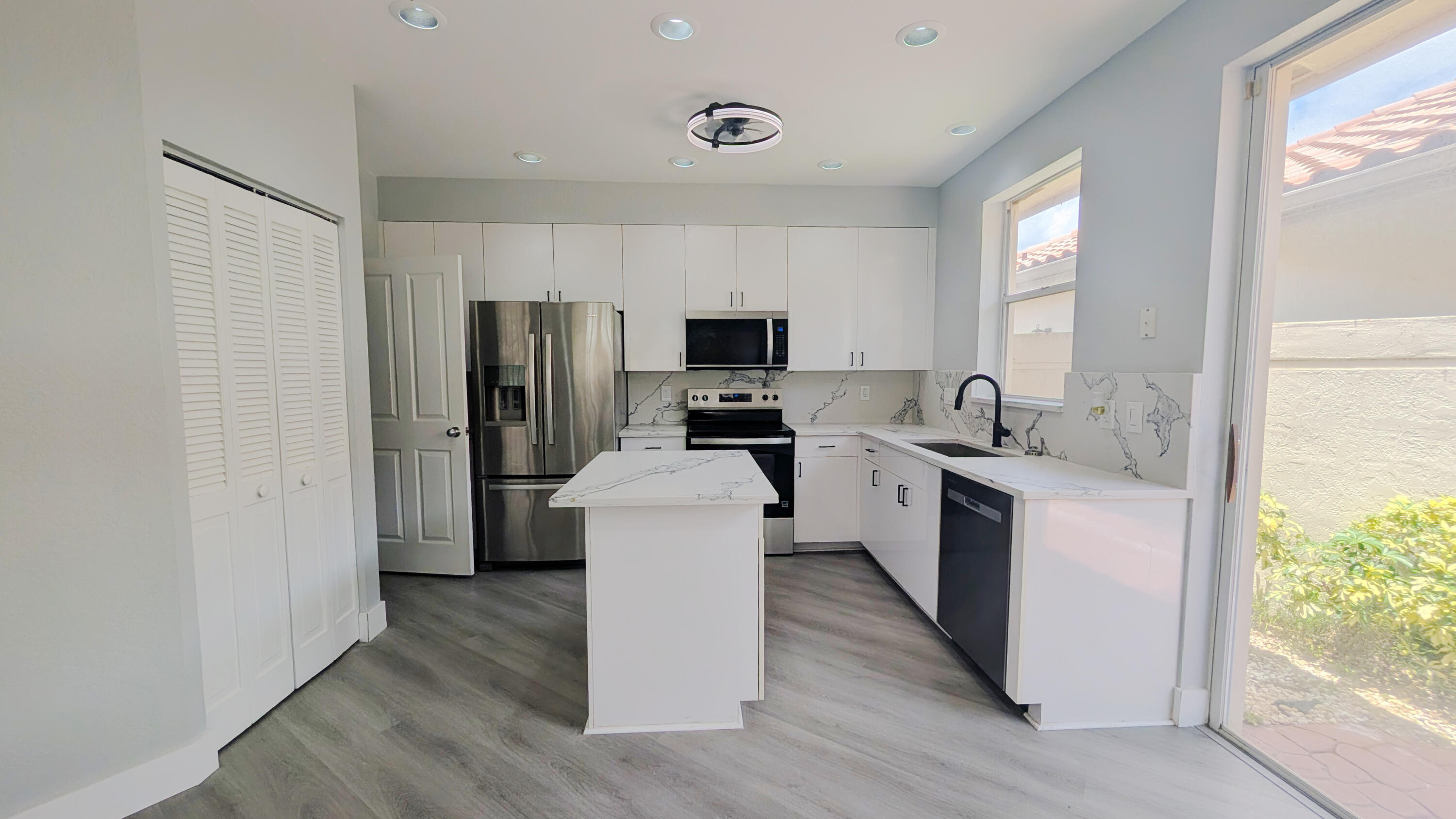LAUREL POINTE - Residential