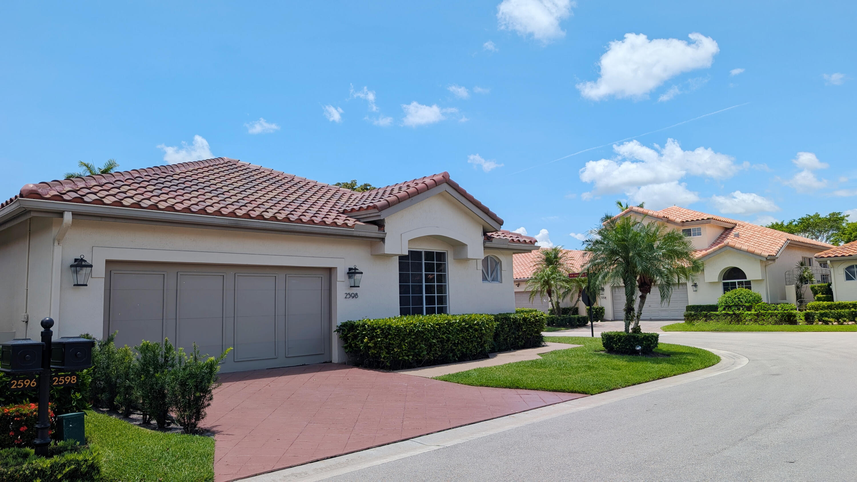 LAUREL POINTE - Residential