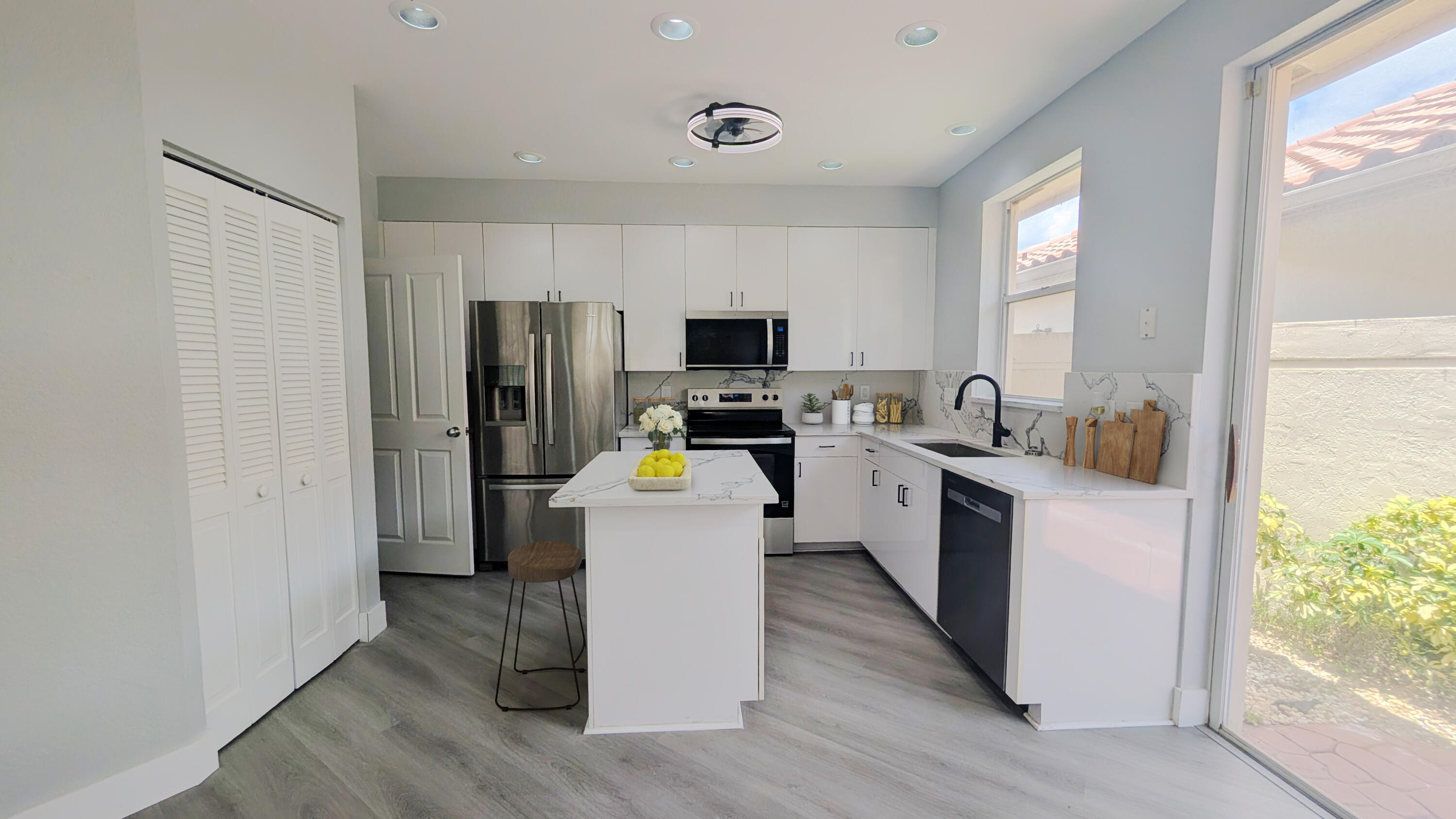 LAUREL POINTE - Residential