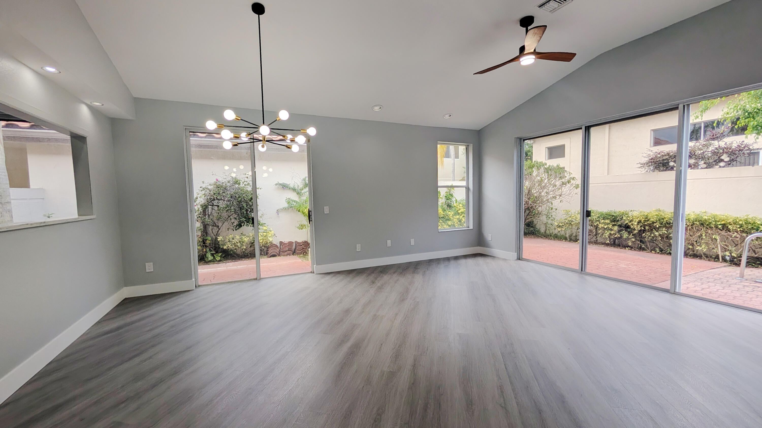 LAUREL POINTE - Residential