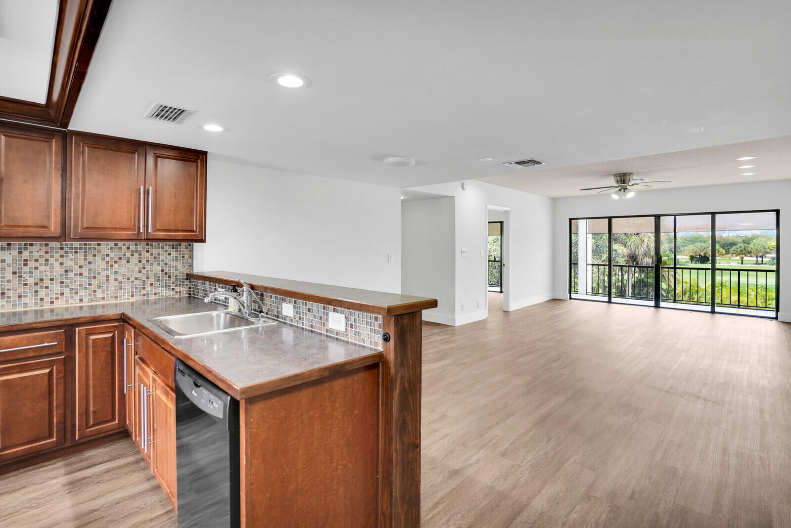 LANDS OF THE PRESIDENT CONDO 1 - Residential Lease