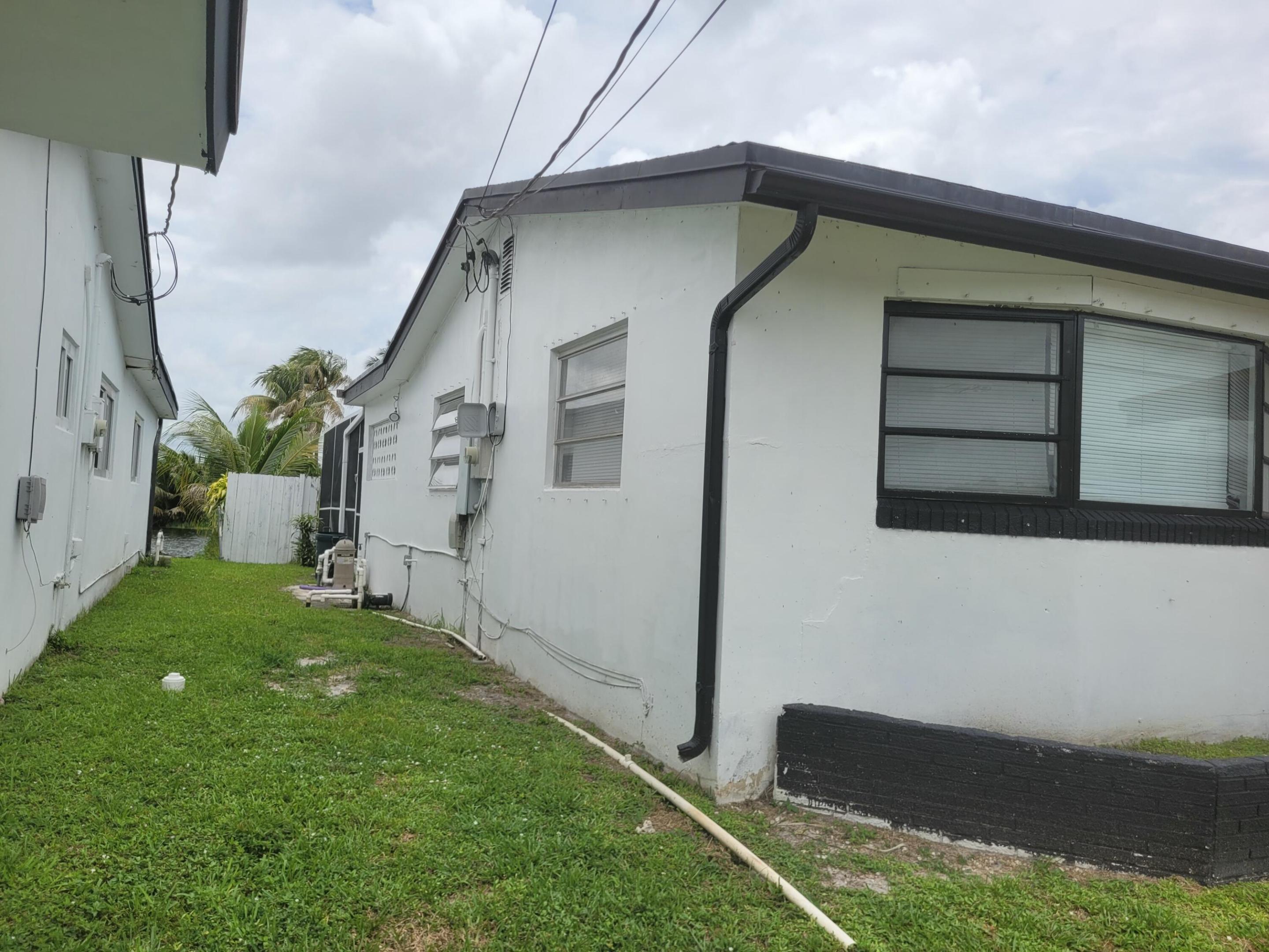 Please submit all offers via email. This property is being sold as  a short sale.Any  accepted  offer is contingent upon  lender approval.