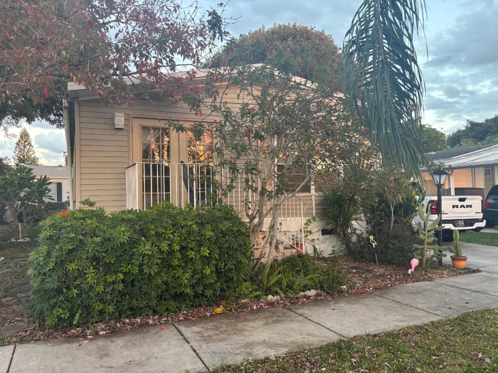 Experience the best of South Florida living in this delightful 2-bedroom, 2-bath's mobile home. Designed for ease and comfort, this home provides generous living space and 3+ parking space. Located within the vibrant Tallowwood Isle 55+ community. Residents enjoy social amenities, friendly neighbors, and a relaxed lifestyle. Convenient to Coconut Creek's shopping, dining, and recreation.  A perfect place to call home.
Lot rental : $1,015.00