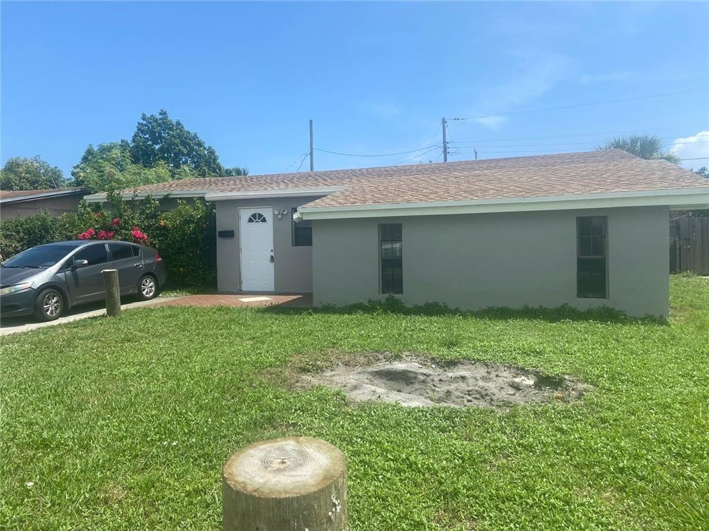 5/2 HOUSE  IN A GREAT LOCATION.ALL TILE ,NEWER KITCHEN AND A/C. Roof 2018