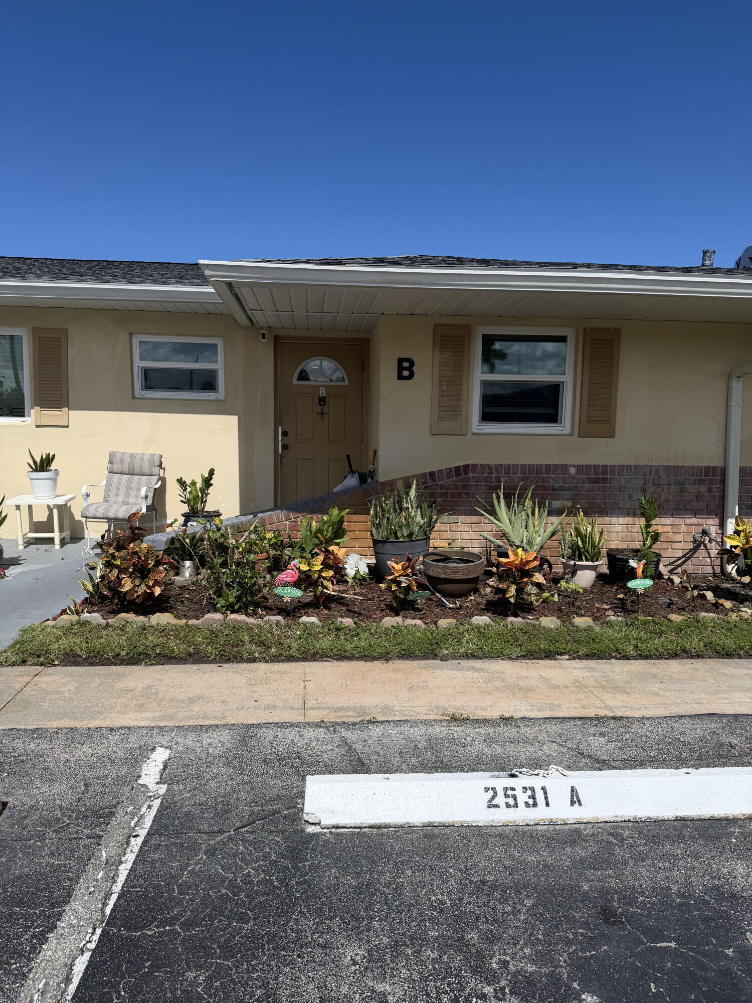 2BR/2BA ground-floor villa available in the  55+ Community of Cresthaven.  fully updated kitchen , new flooring, and beautifully renovated bathrooms, screened patio.700 credit required. Association approval required.