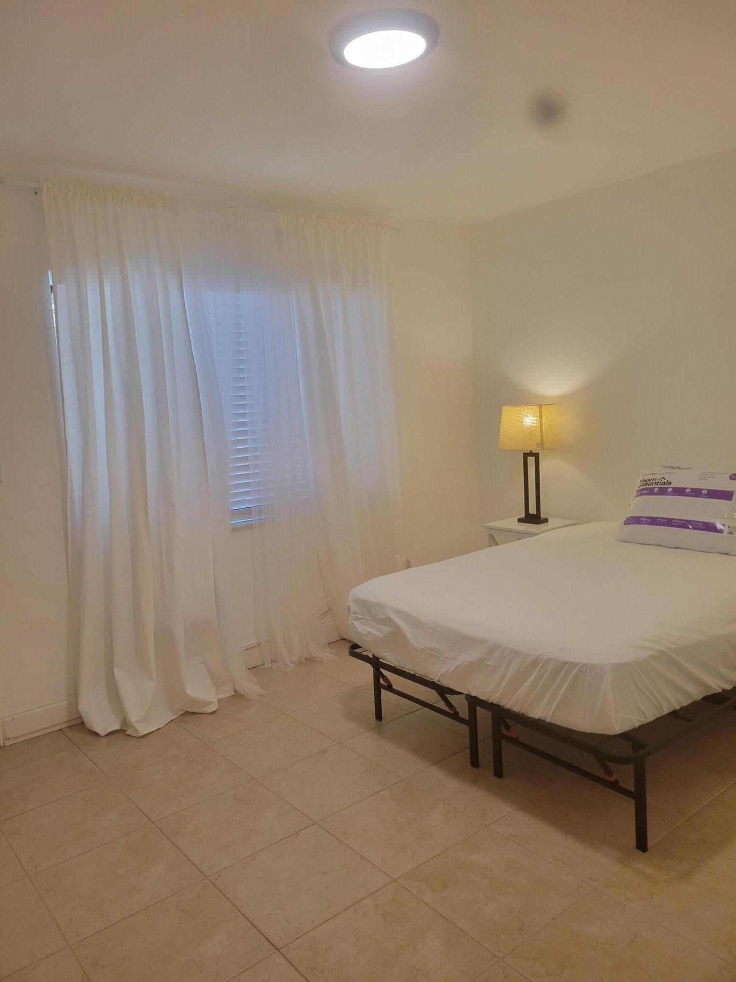 LAUDERDALE - Residential Lease