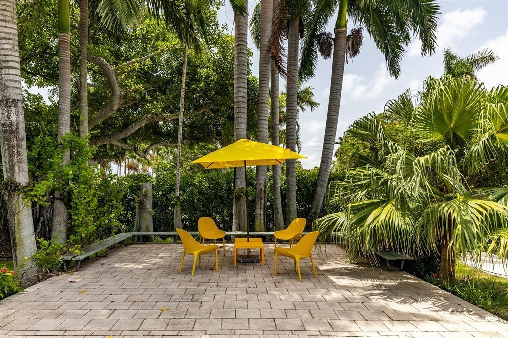 HOLLYWOOD LAKES SECTION - Residential