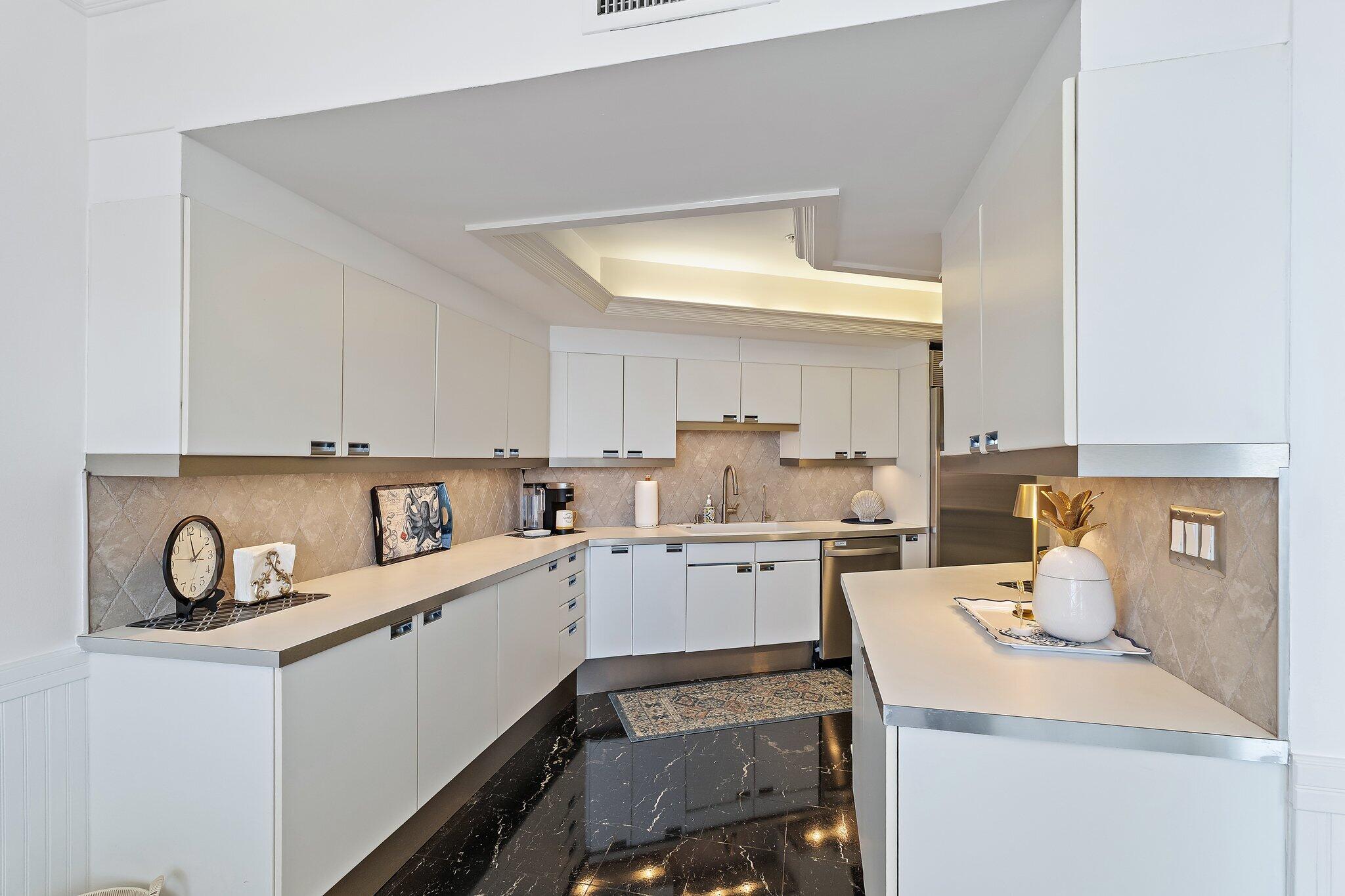 OLD PORT COVE LAKE POINT TOWER CONDO - Residential