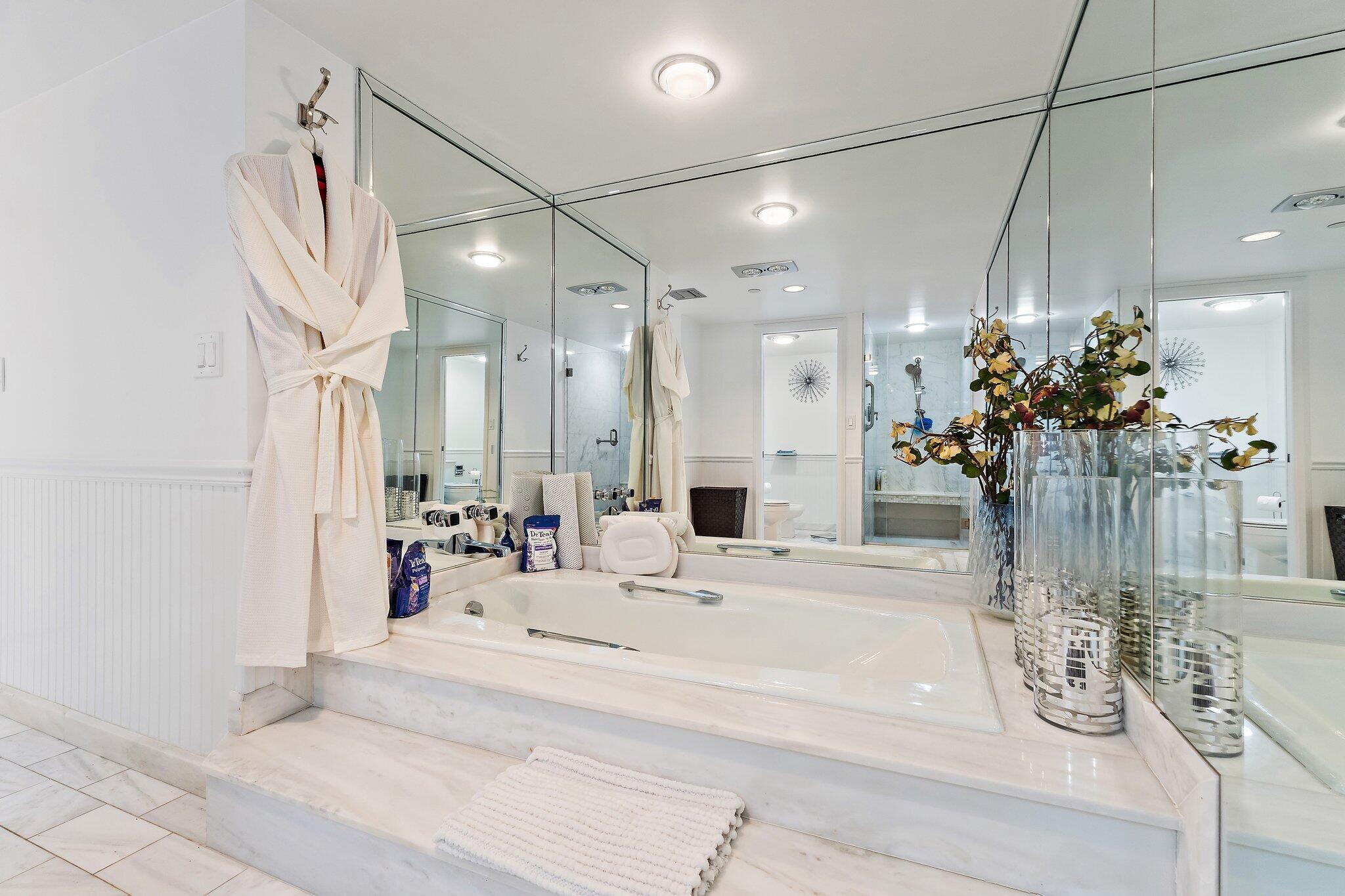 OLD PORT COVE LAKE POINT TOWER CONDO - Residential
